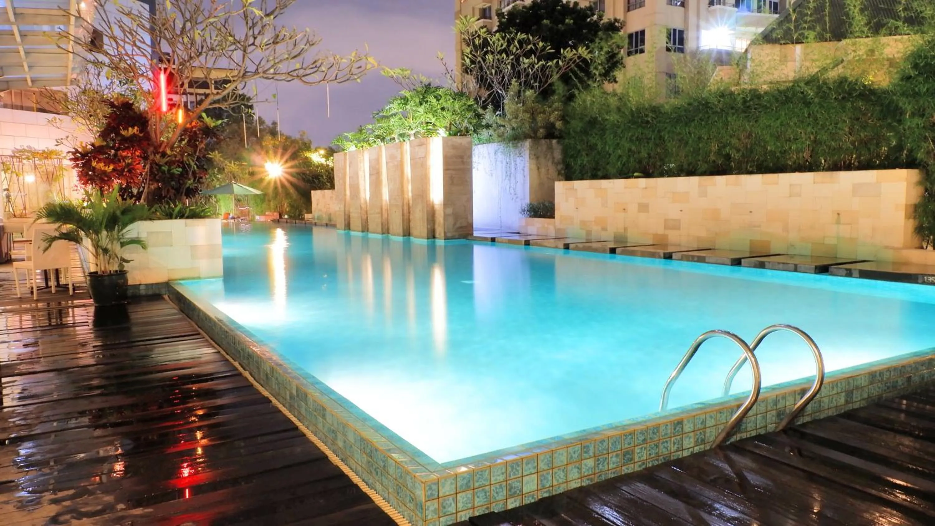 Swimming pool in eL Hotel Jakarta