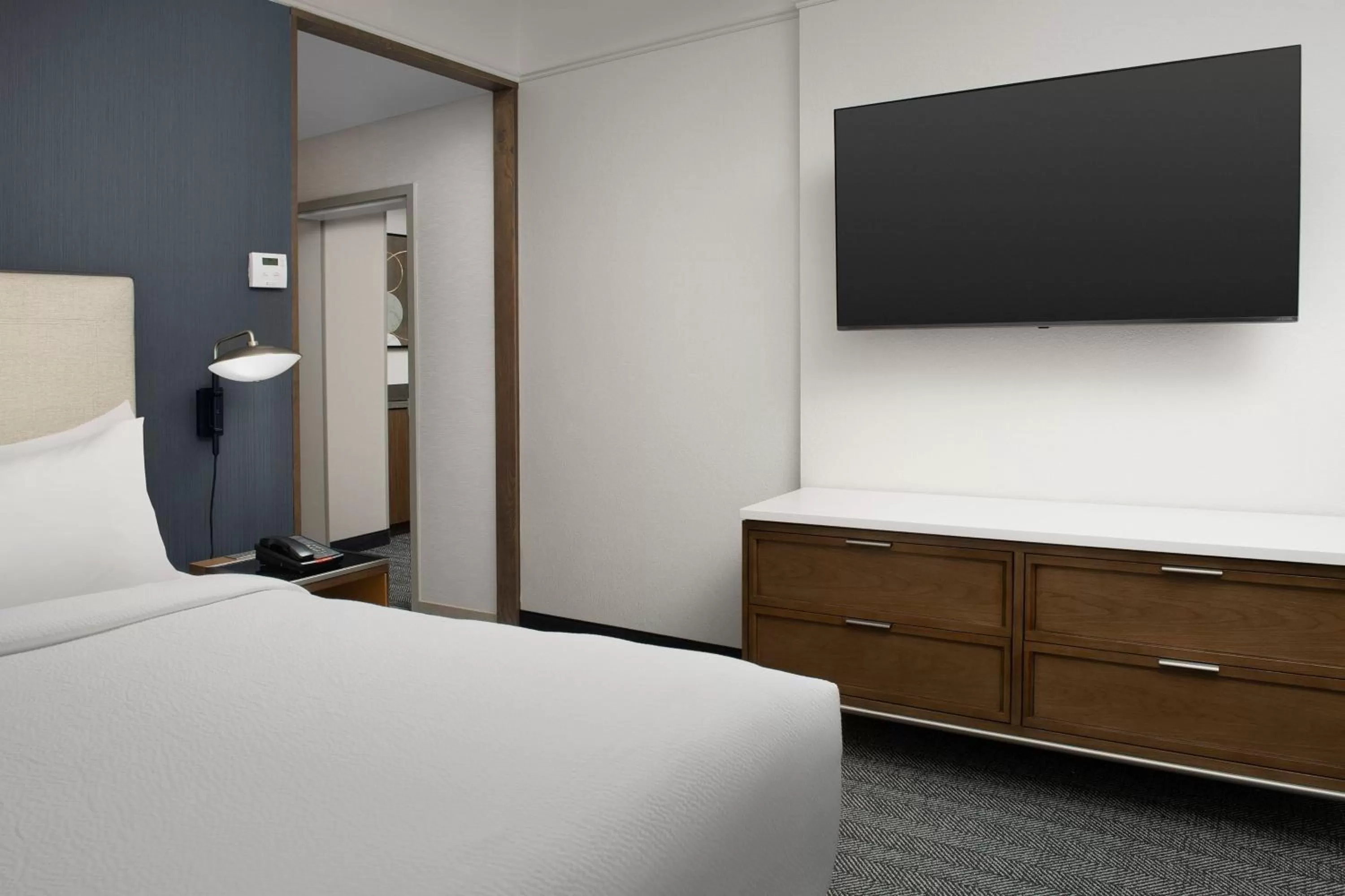 Bedroom, Bed in Courtyard by Marriott Savannah Downtown - Historic District