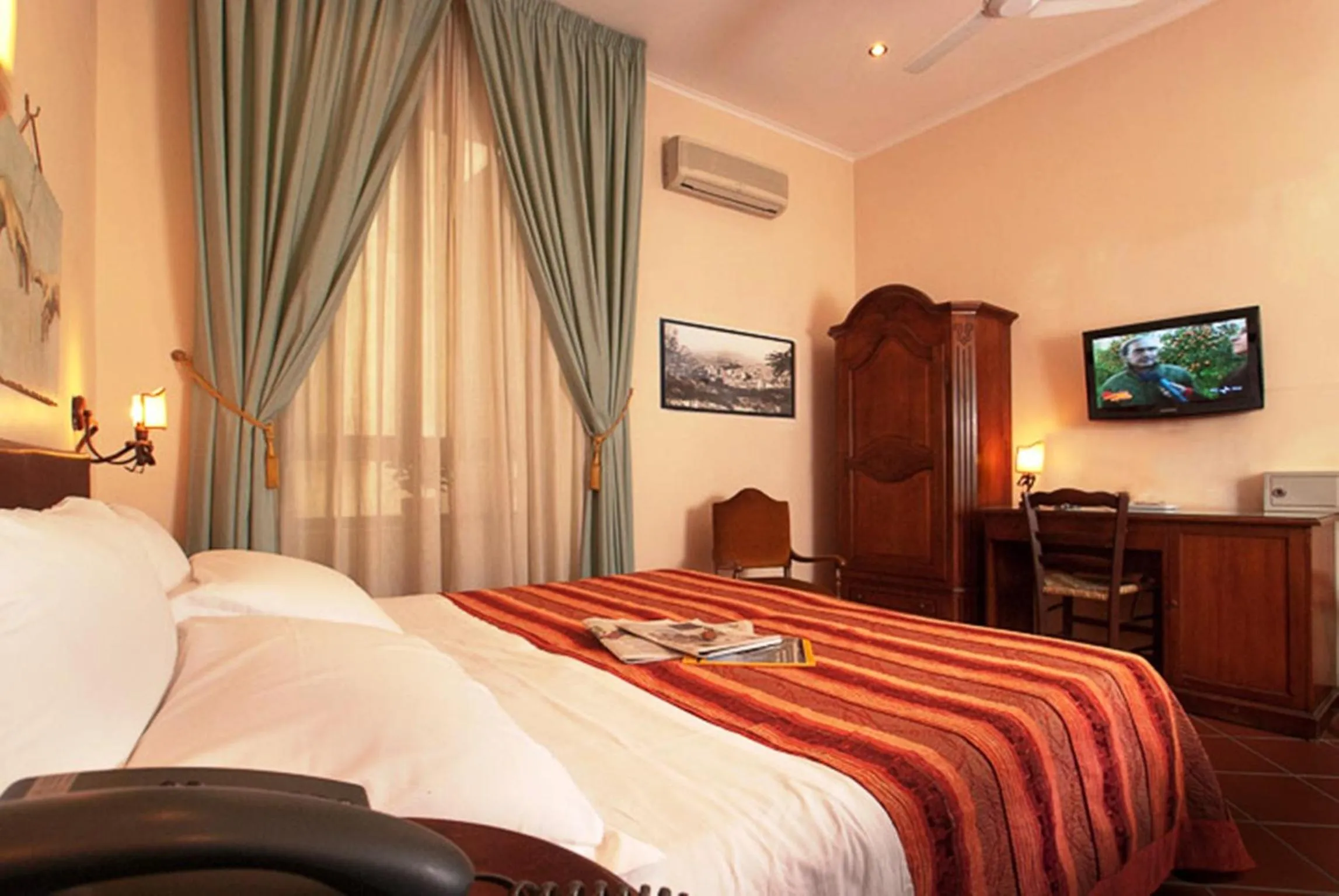 TV and multimedia, Bed in Hotel Toledo