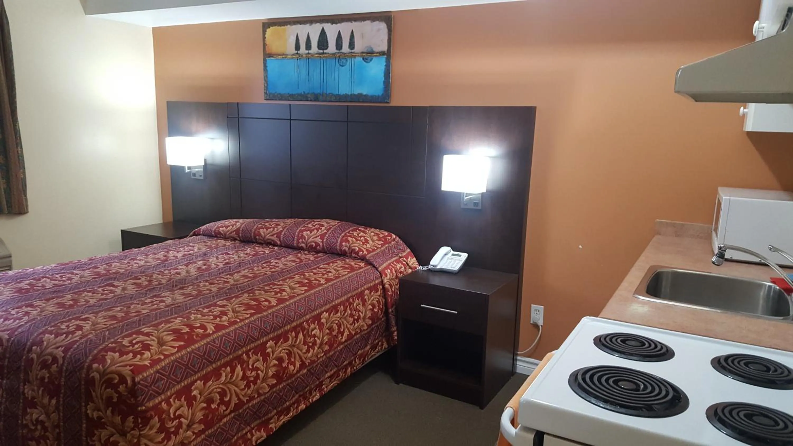 Bed in Royal Windsor Motel