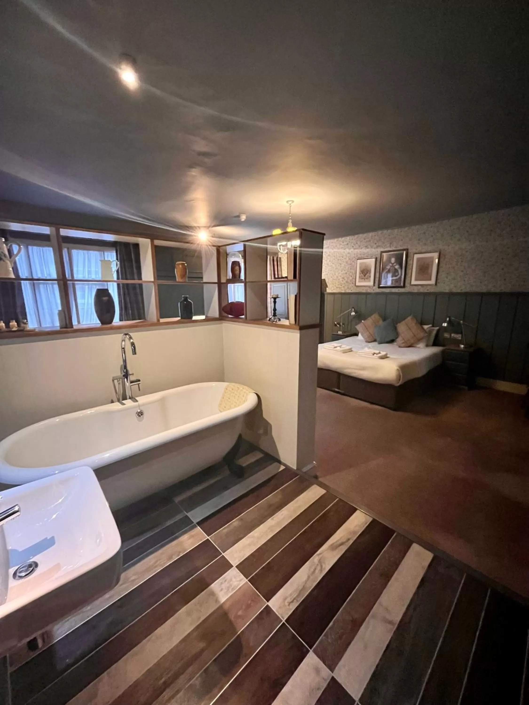 Bath, Bed in The Ostrich Inn Colnbrook London Heathrow