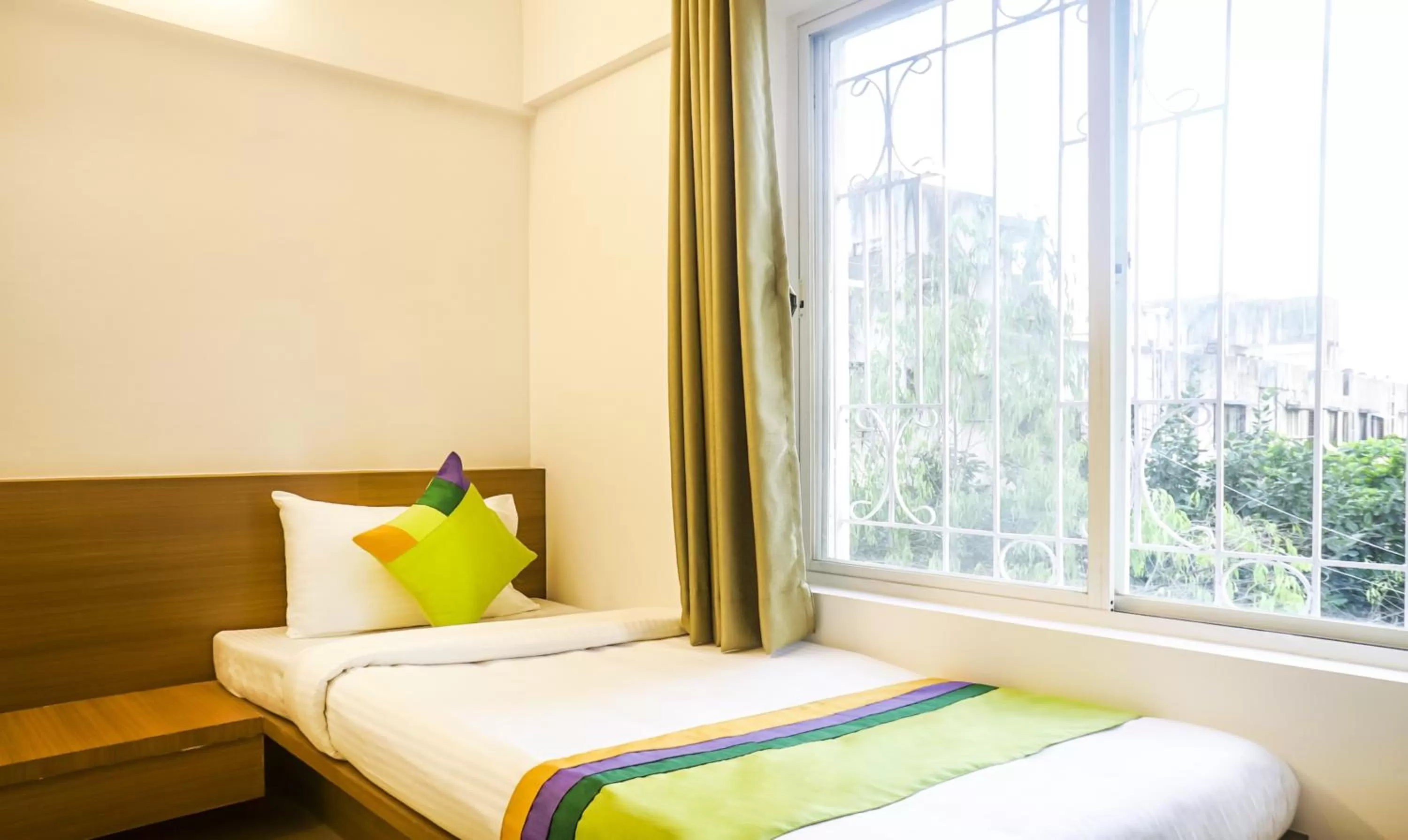 Bed in Treebo Luxe Suite, Shivaji Nagar