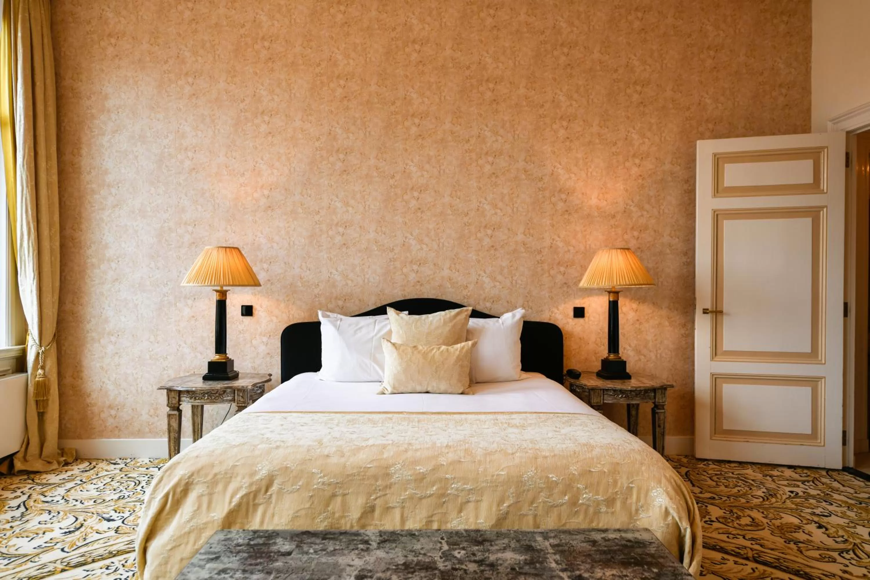 Bed in Grand Boutique Hotel-Restaurant Huis Vermeer