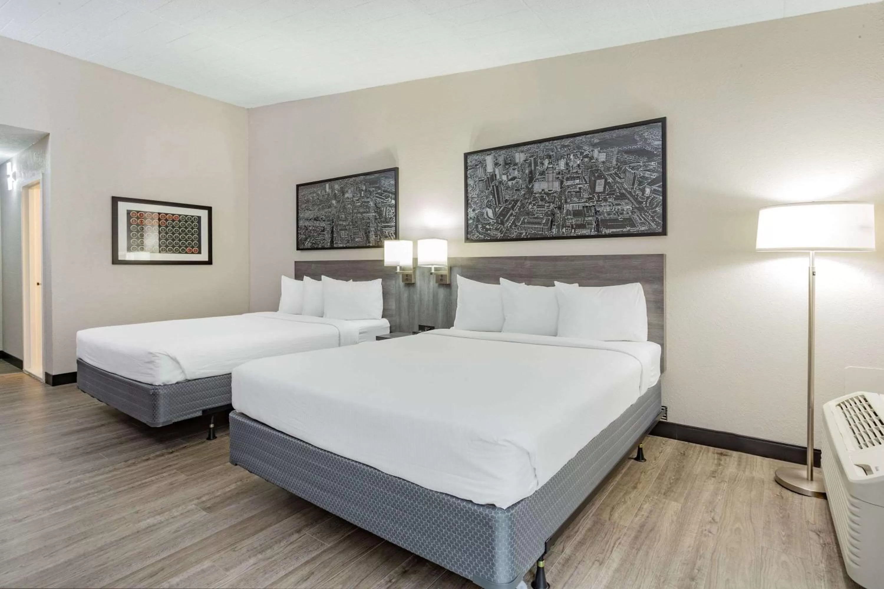 Restaurant/places to eat, Bed in Ramada by Wyndham Hartford North - Bradley Airport