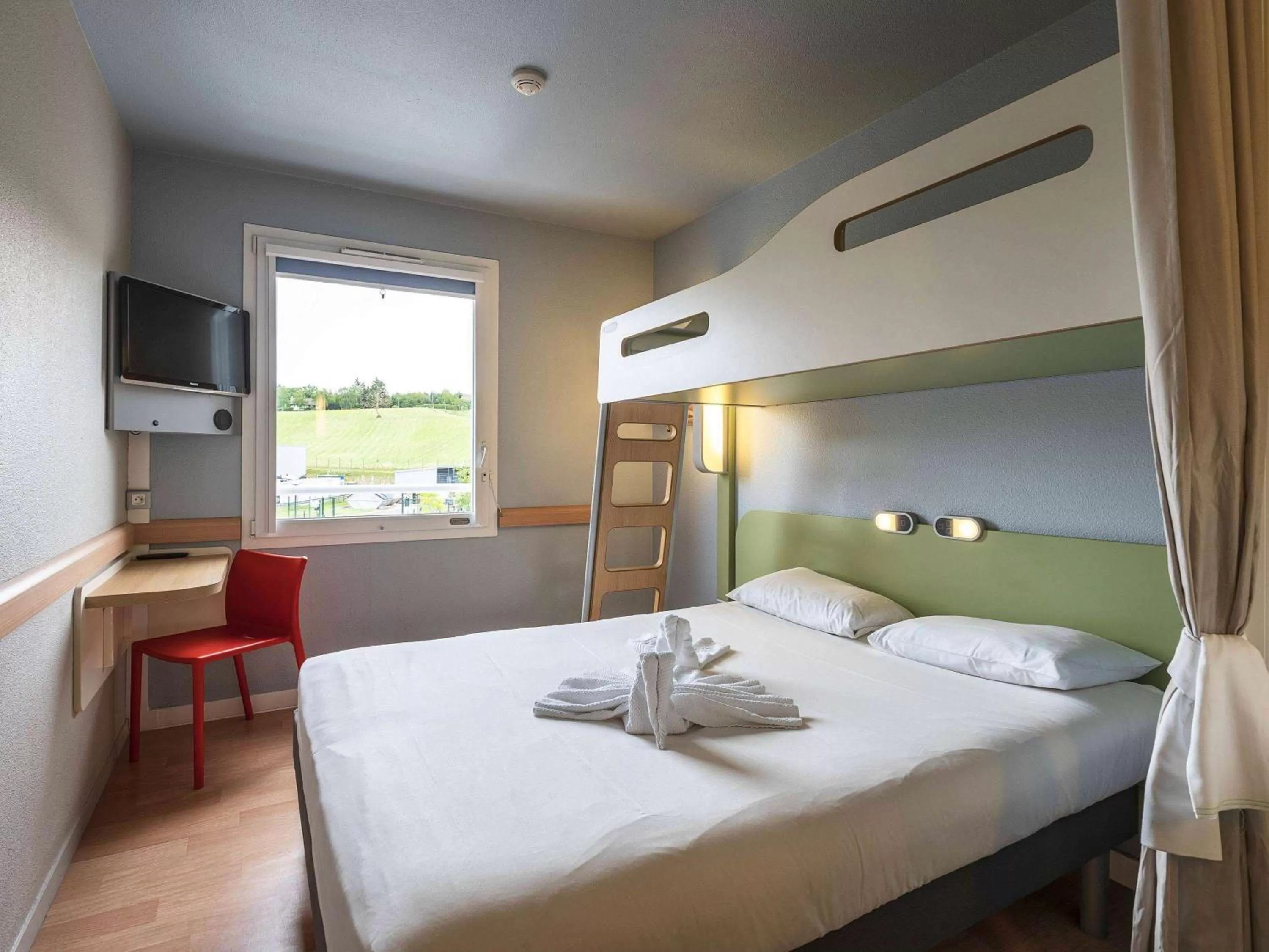 Photo of the whole room, Bed in ibis budget Saint Pourcain