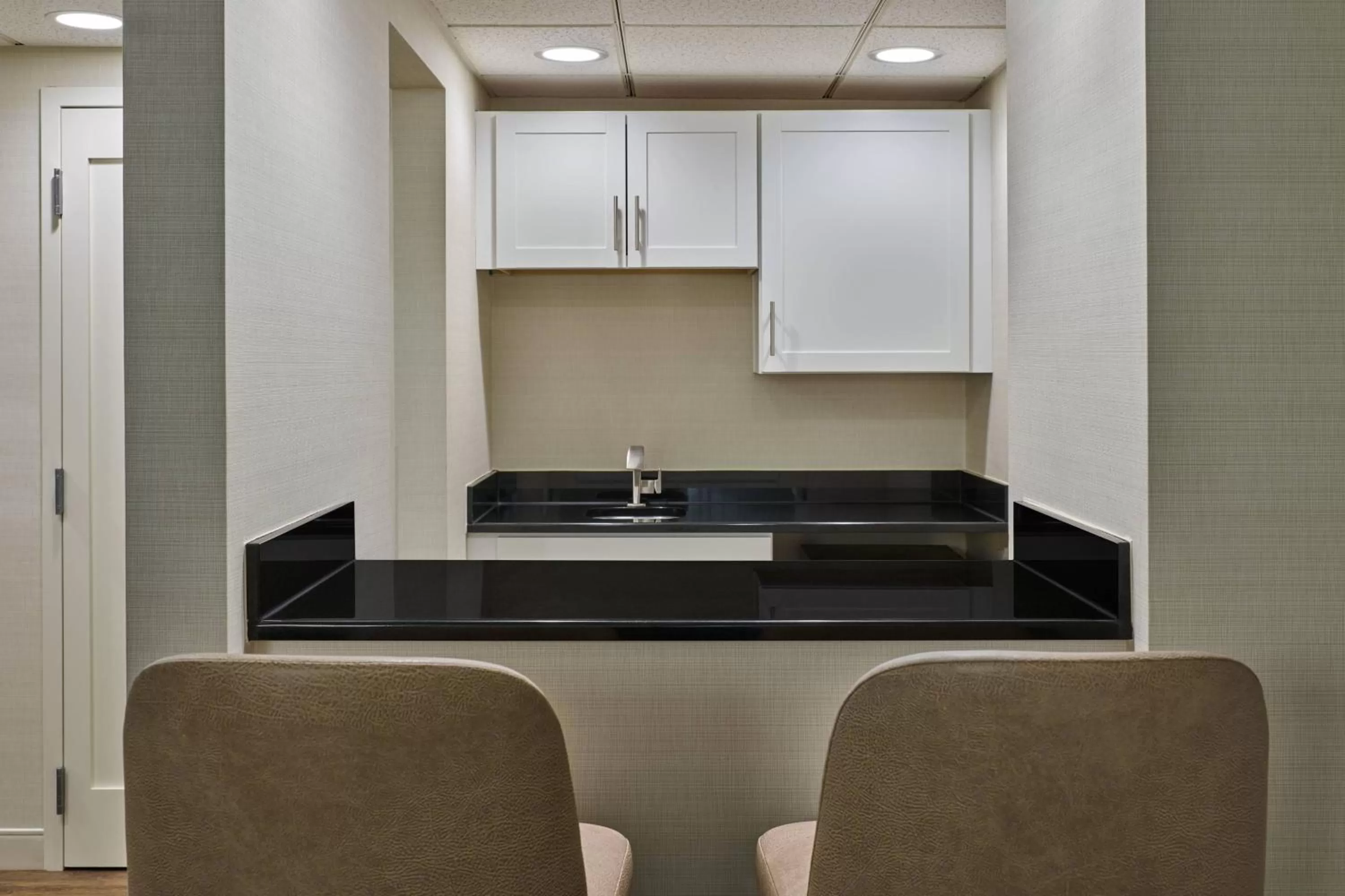 Kitchen or kitchenette in Delta Hotels by Marriott Muskegon Convention Center