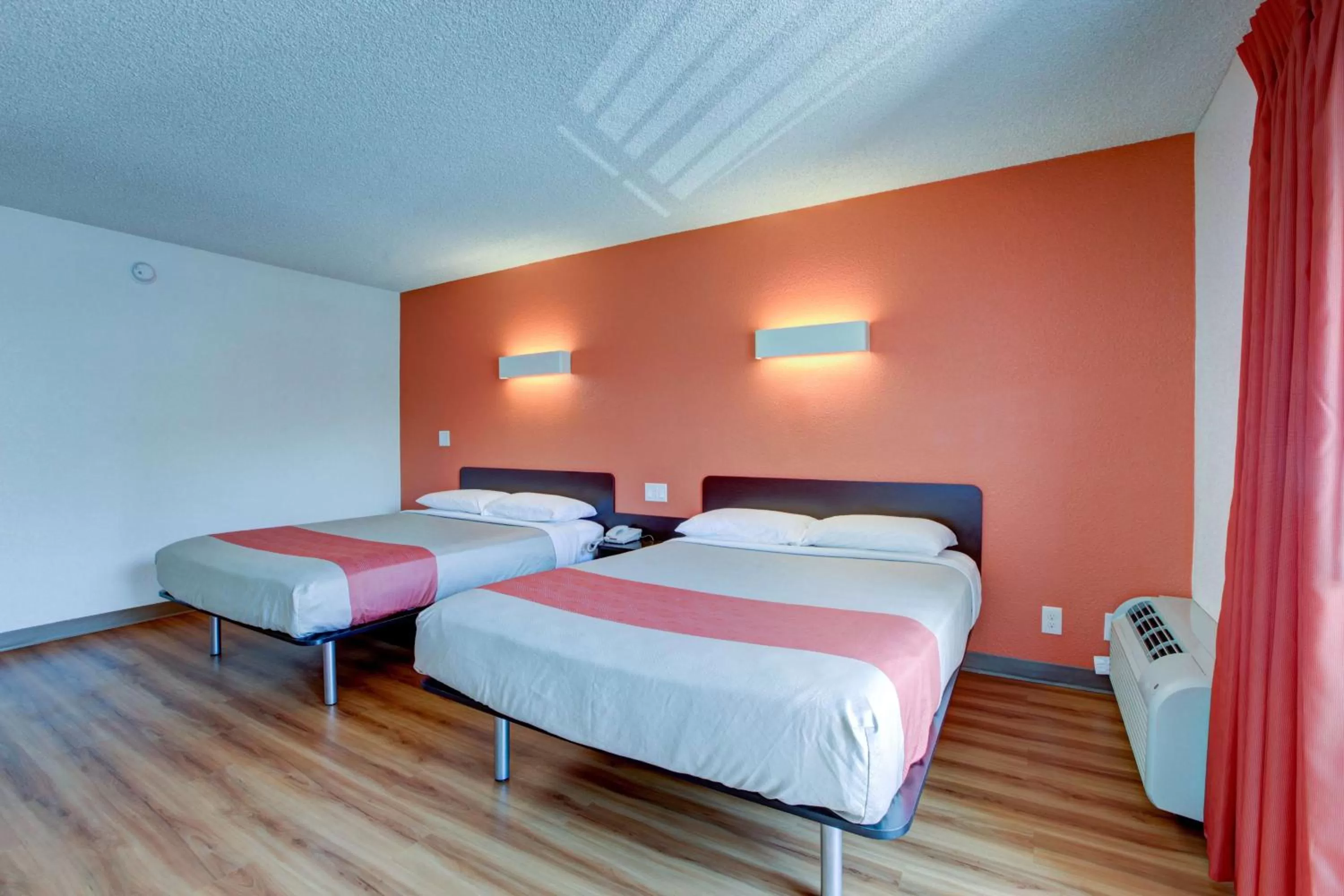 Bedroom, Bed in Motel 6-Santa Ana, CA - Irvine - Orange County Airport