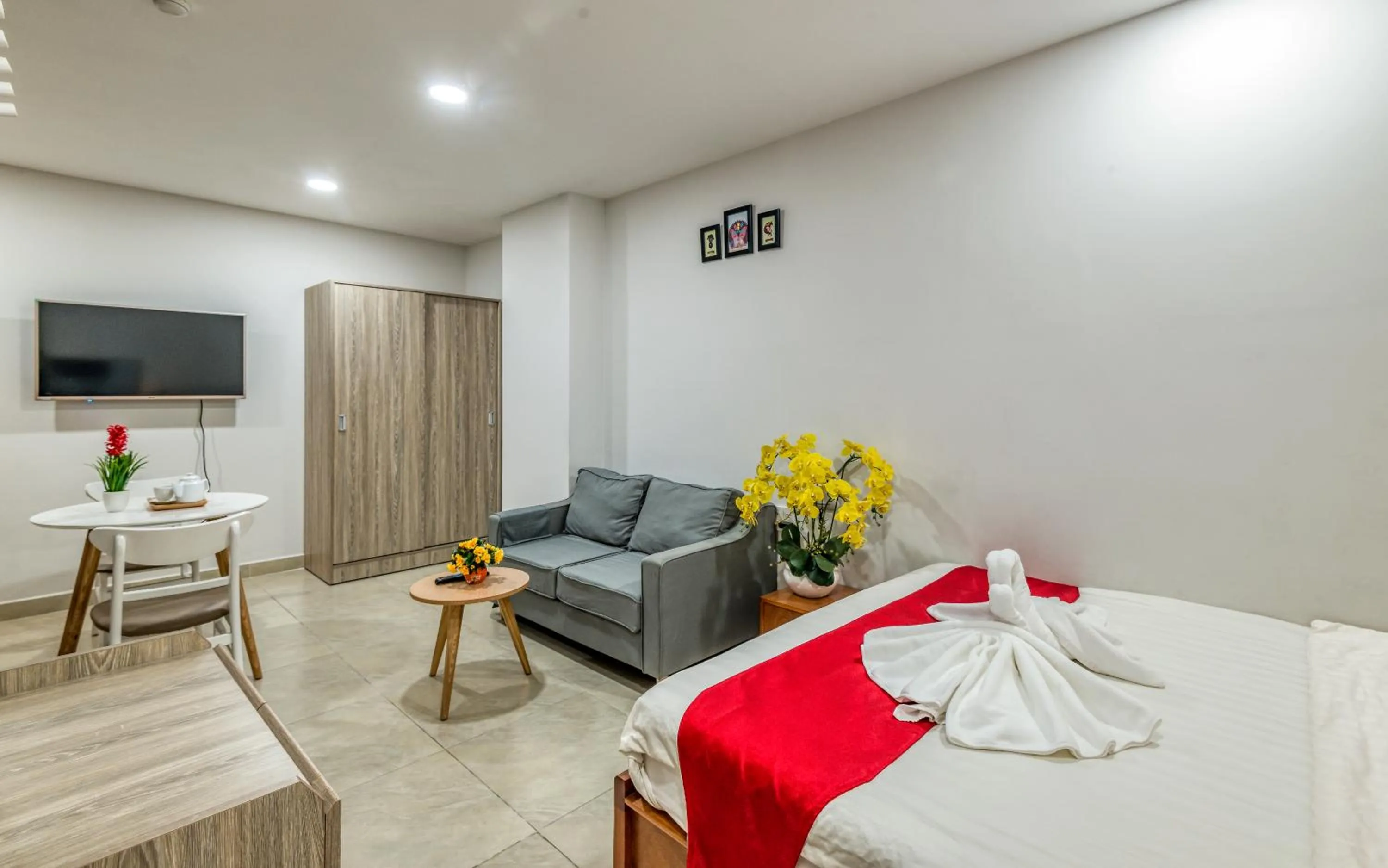 Communal lounge/ TV room, Bed in Cherry Hotel and Apartment