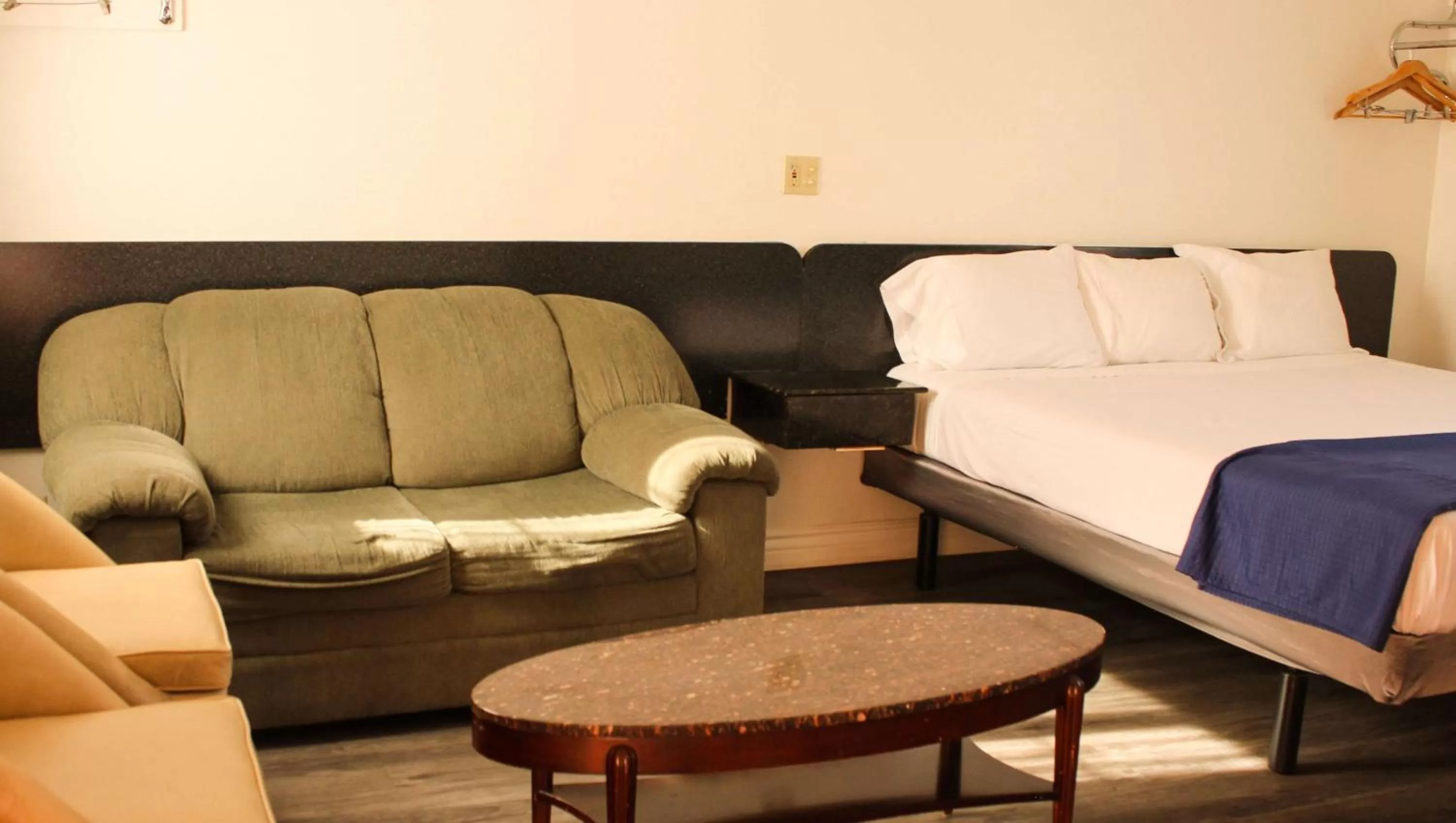 Photo of the whole room, Bed in Motel 6 Glendale CA Pasadena Burbank Los Angeles