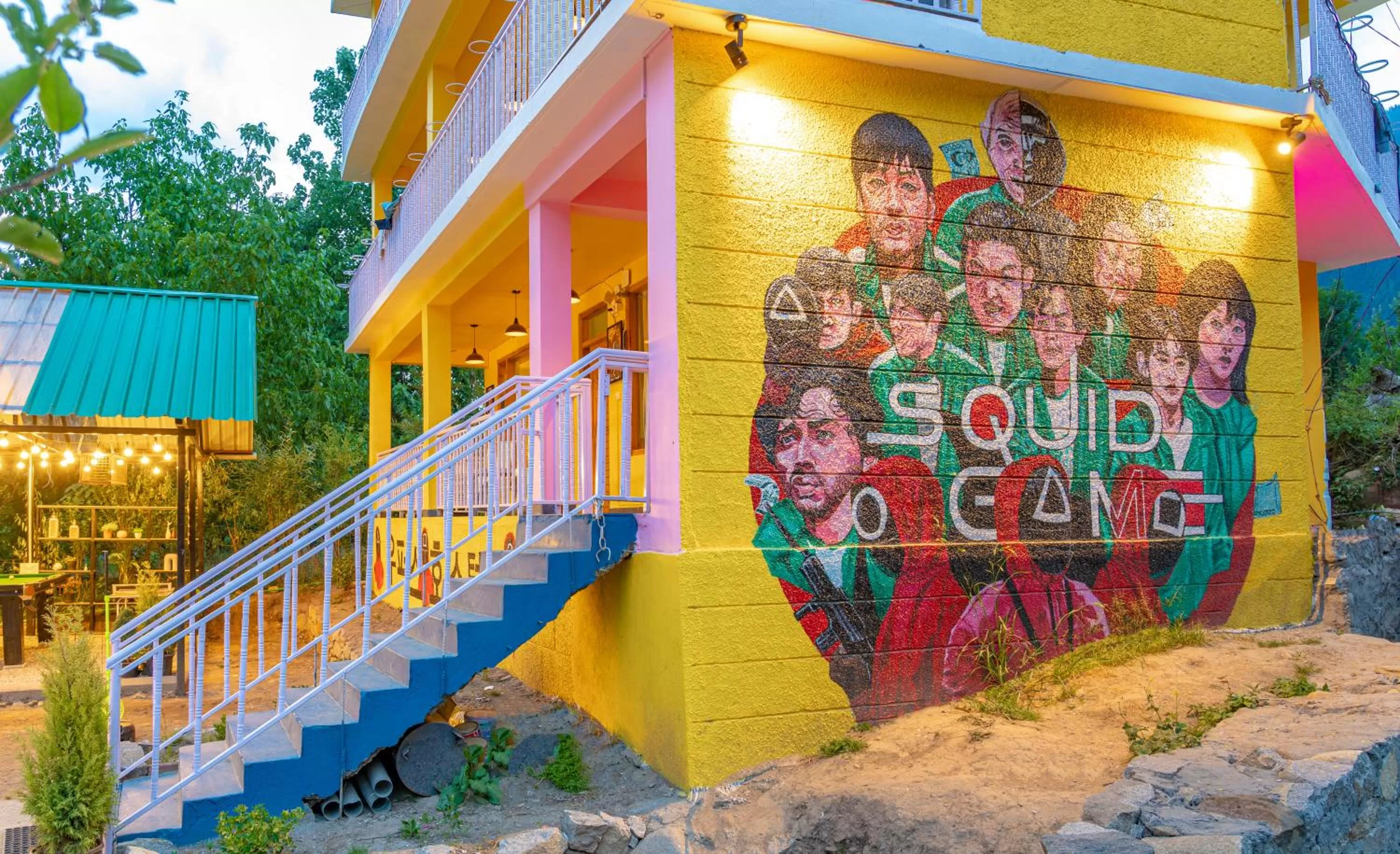 Property building in Whoopers Hostel Manali