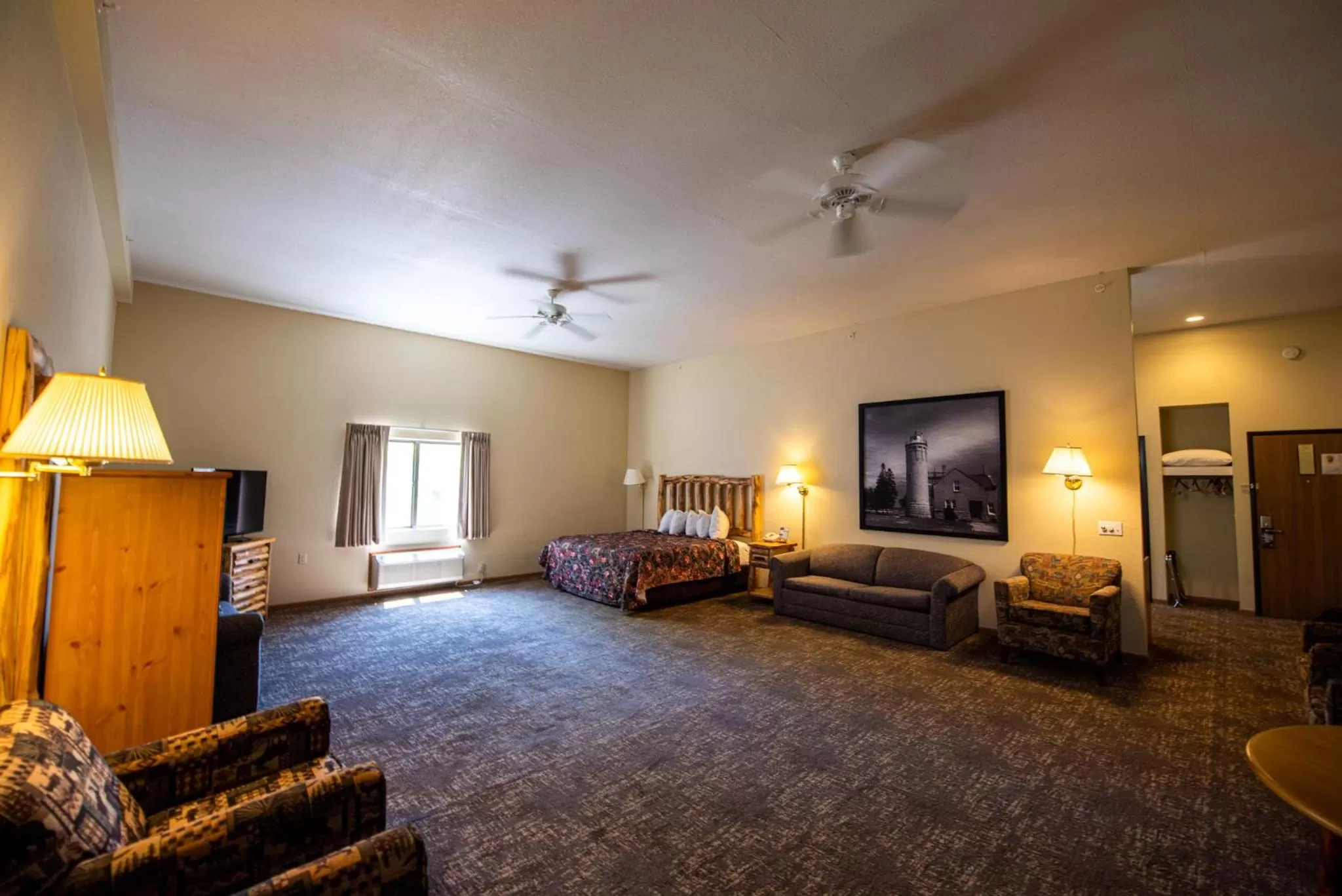 Bed in Super 8 by Wyndham Bridgeview of Mackinaw City