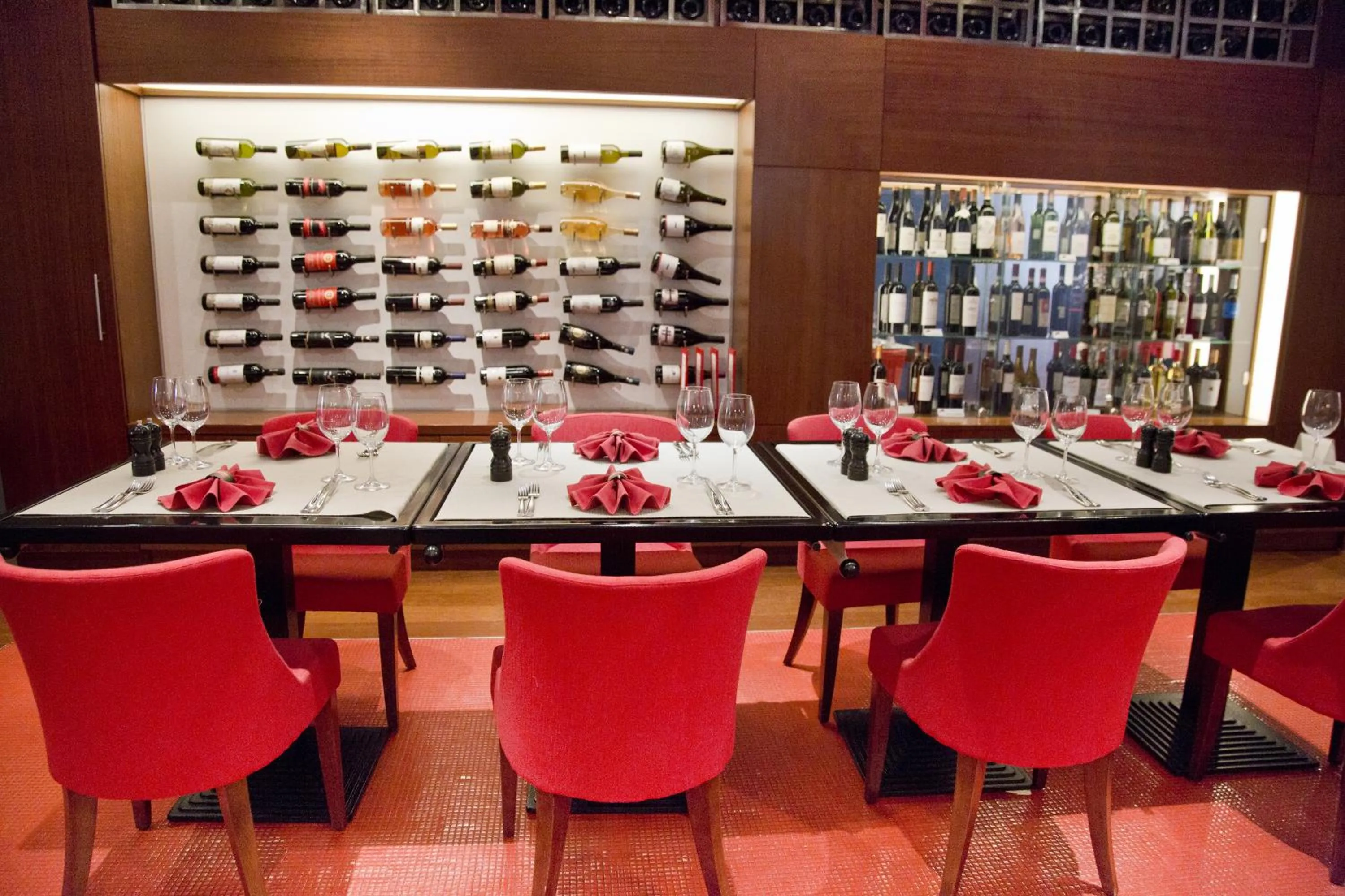 Restaurant/places to eat in Pullman Bucharest World Trade Center