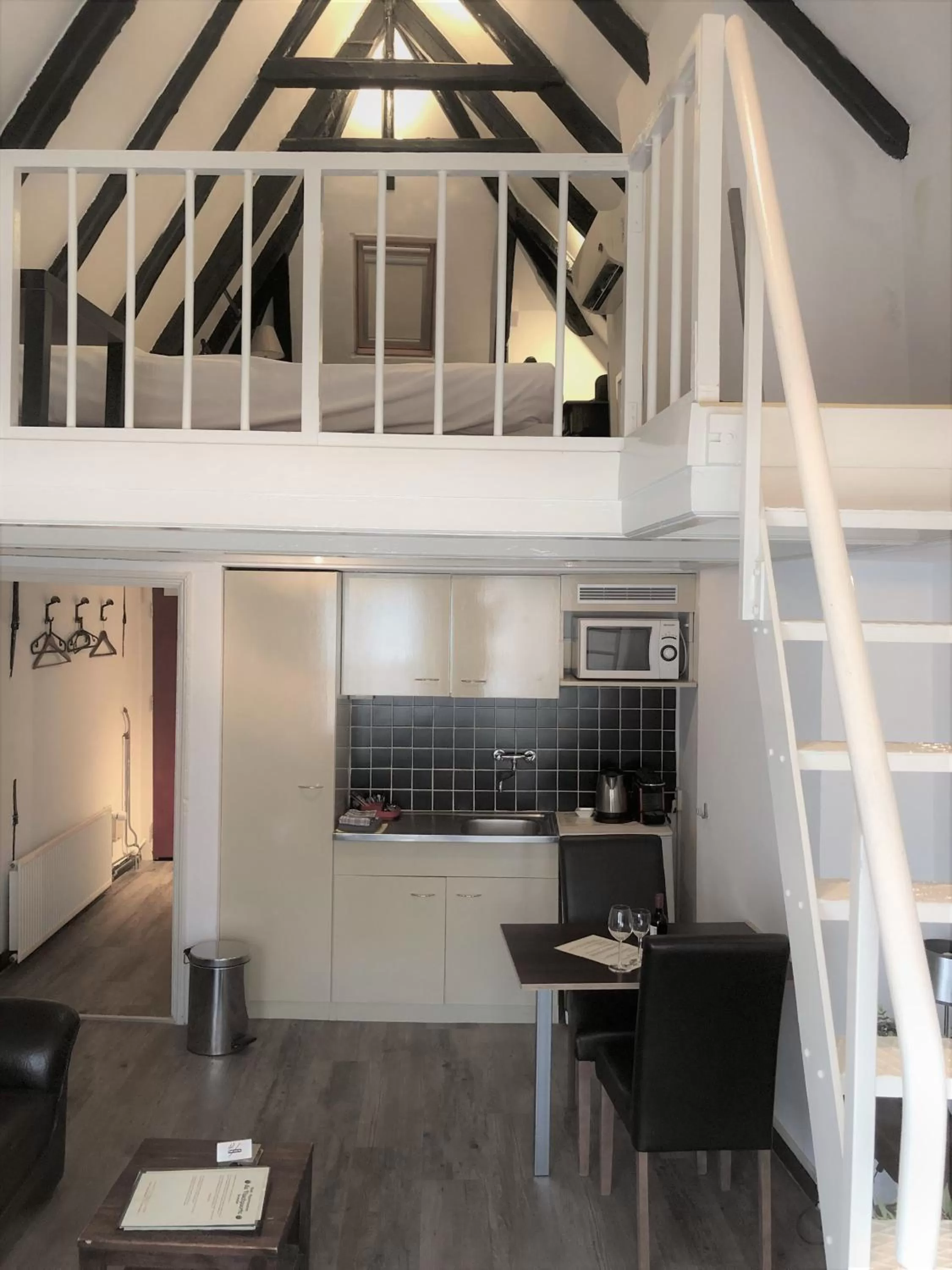 Kitchen or kitchenette in Hotel de Vischpoorte, centrum Deventer en aan de IJssel