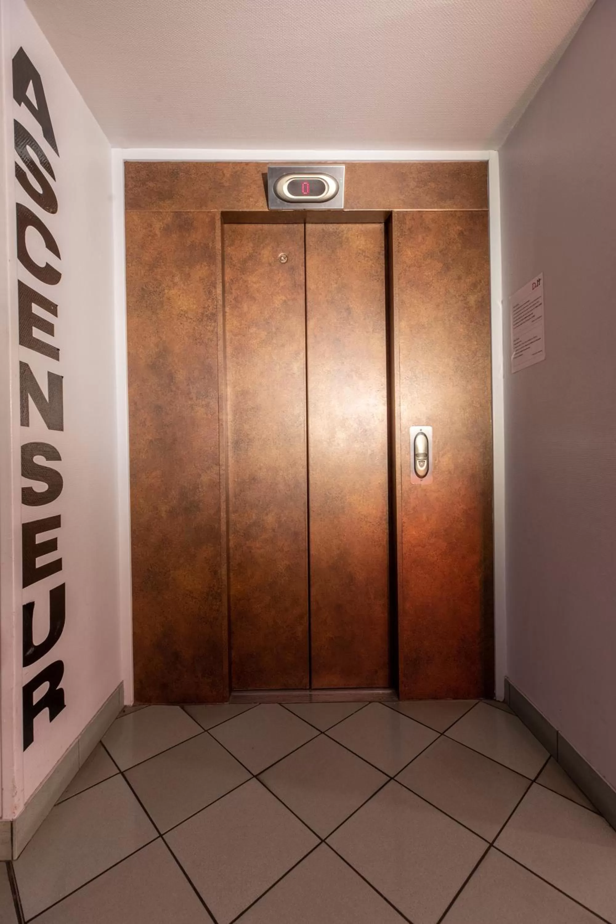 elevator in Dav'hotel Jaude