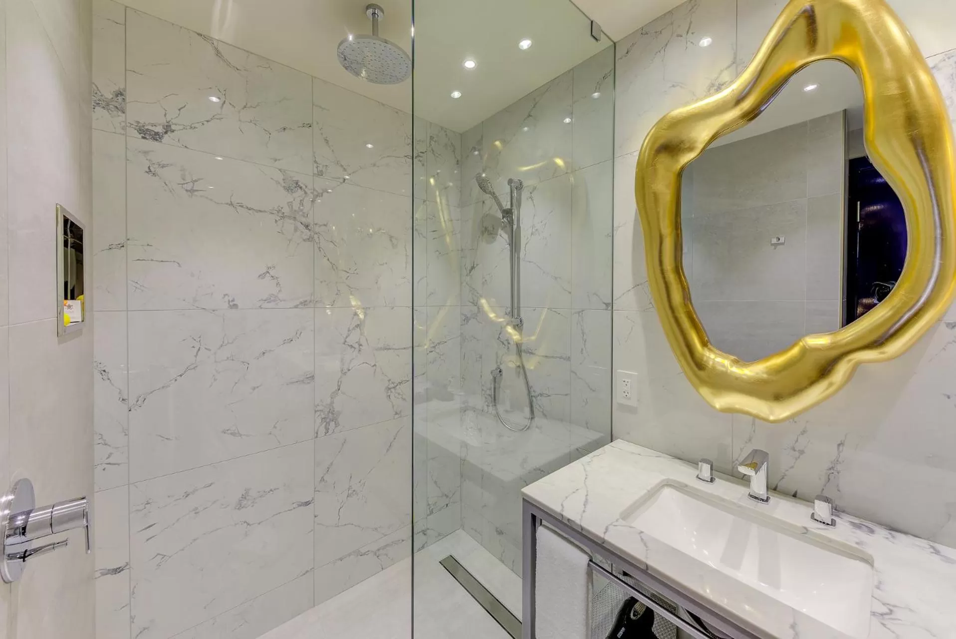 Shower in Monsieur Jean - Hôtel Particulier