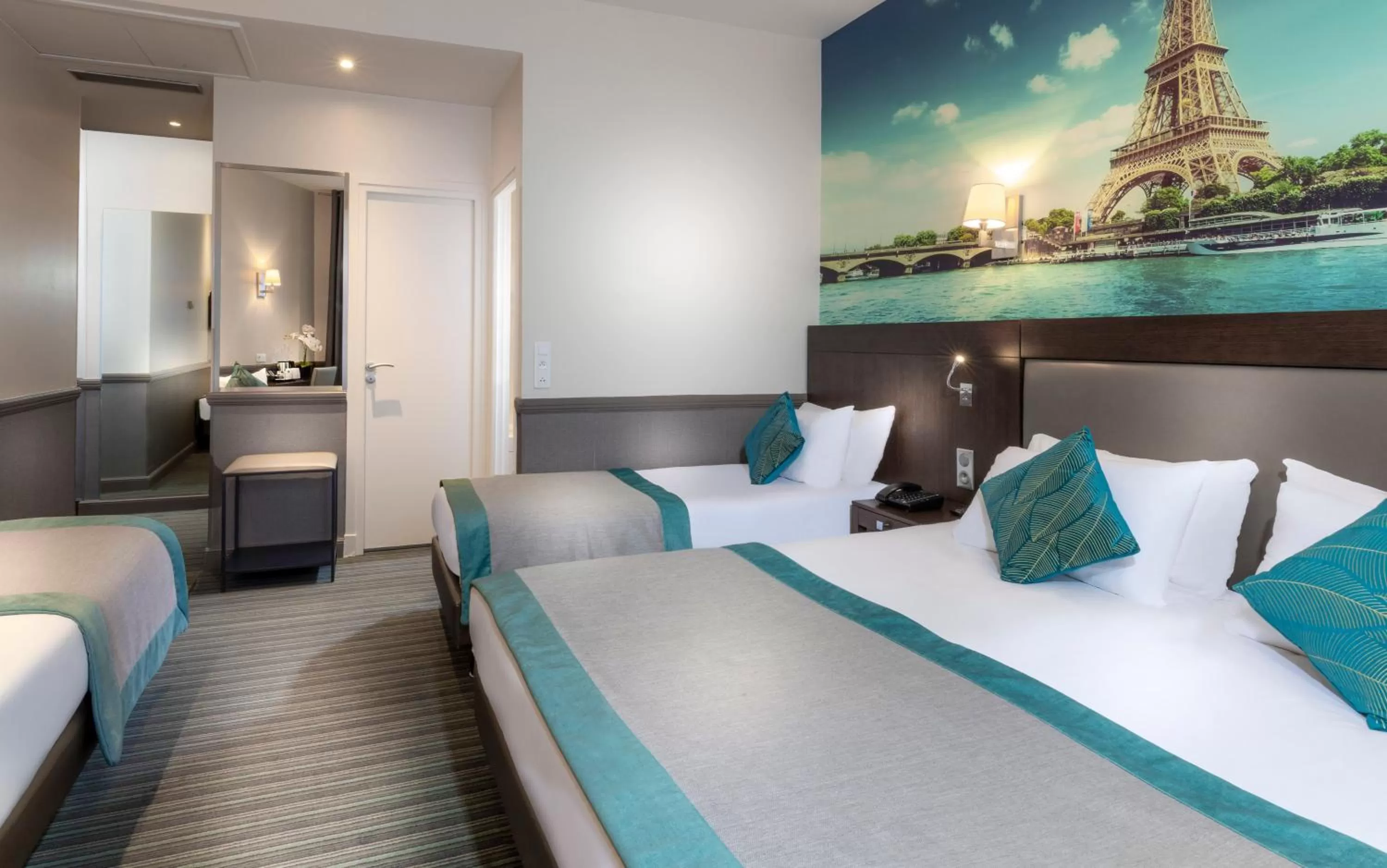 Photo of the whole room, Bed in Elysées Ceramic