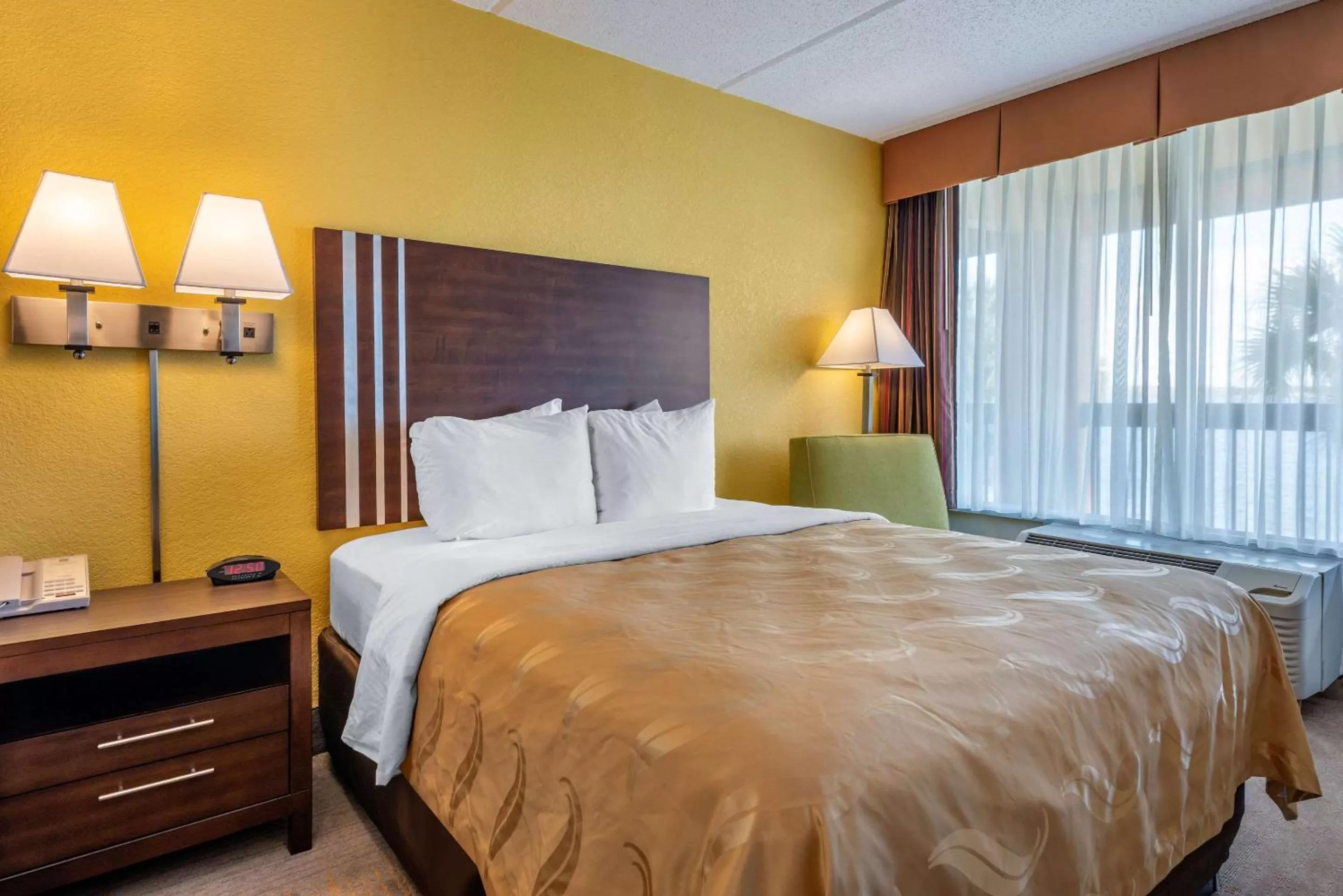 Photo of the whole room, Bed in Quality Inn and Suites Palatka Riverfront