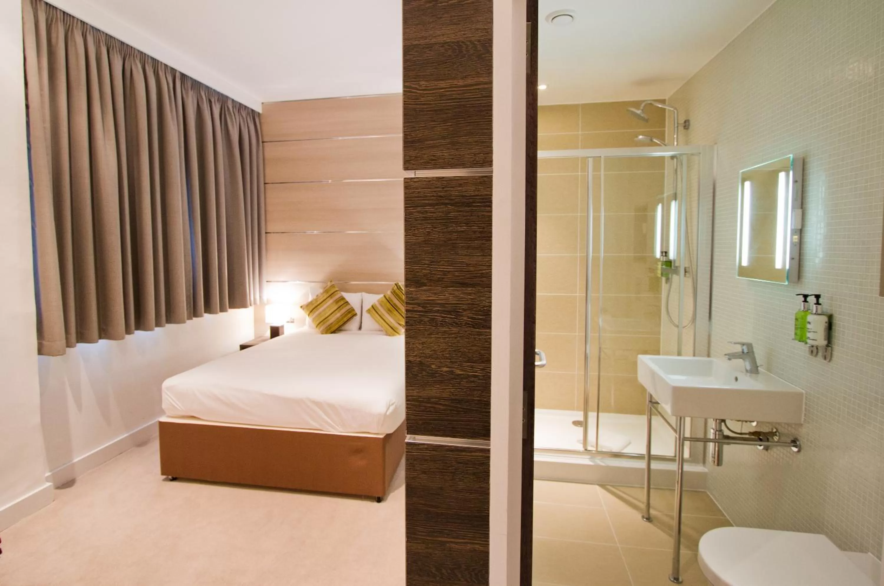 Bathroom, Bed in The Wesley Euston