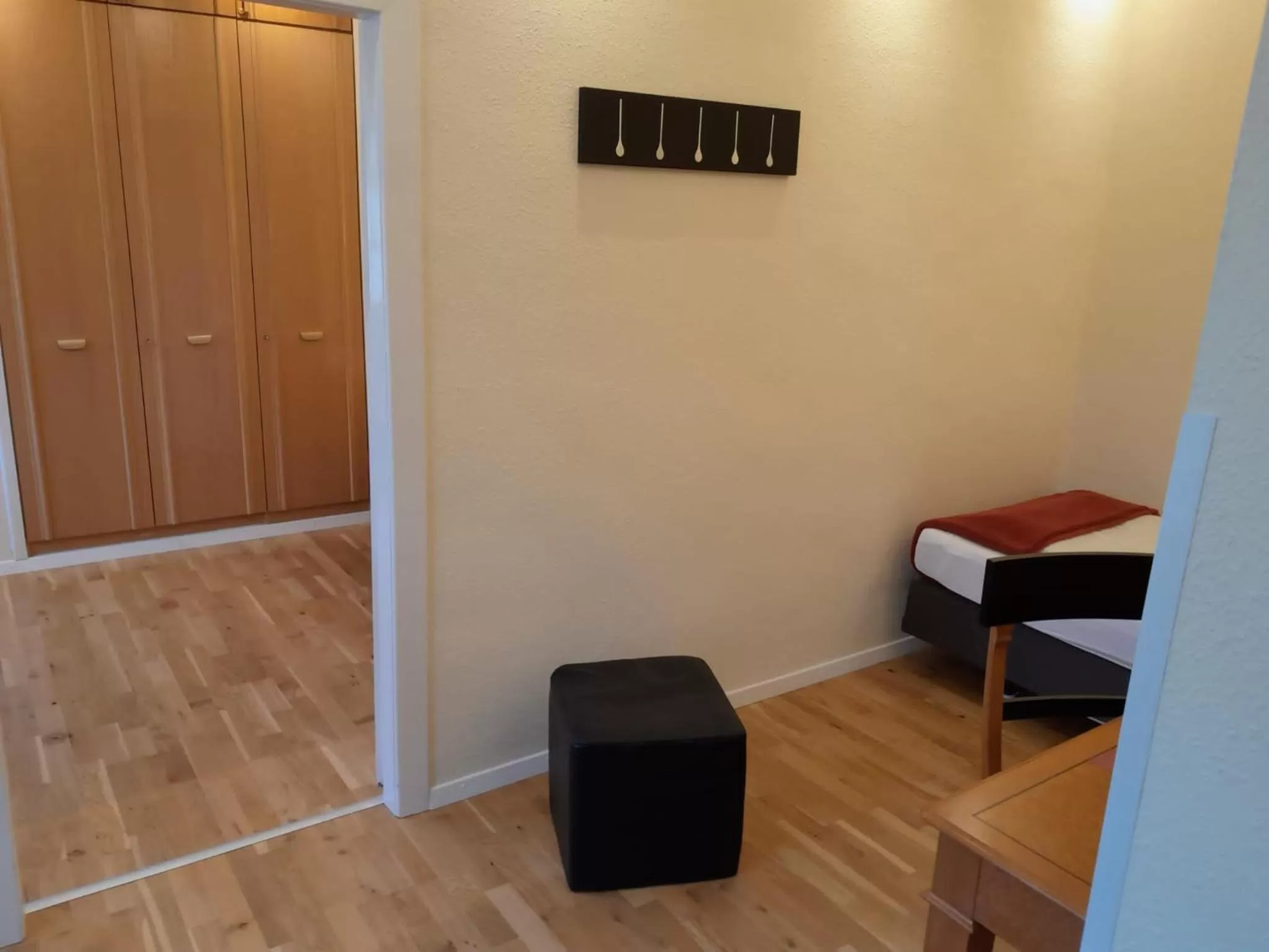 wardrobe, Bed in Schlosshotel Domäne Walberberg