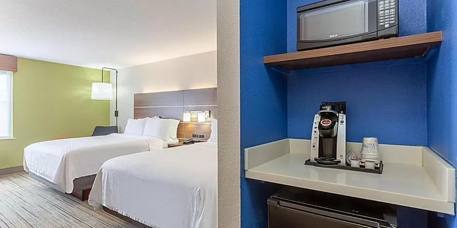 Bed in Holiday Inn Express & Suites - Kokomo South by IHG