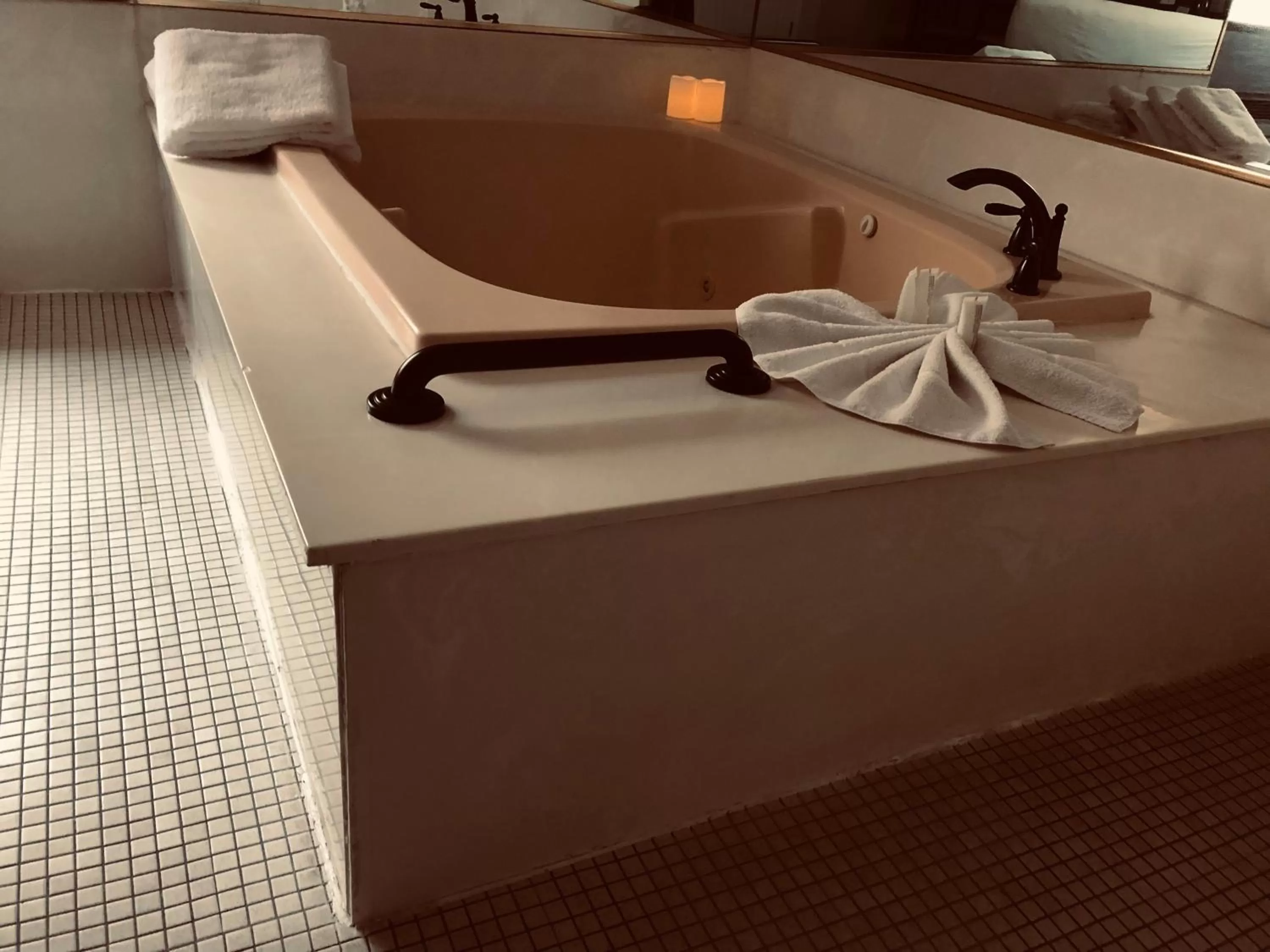 Hot Tub in Postmarc Hotel and Spa Suites