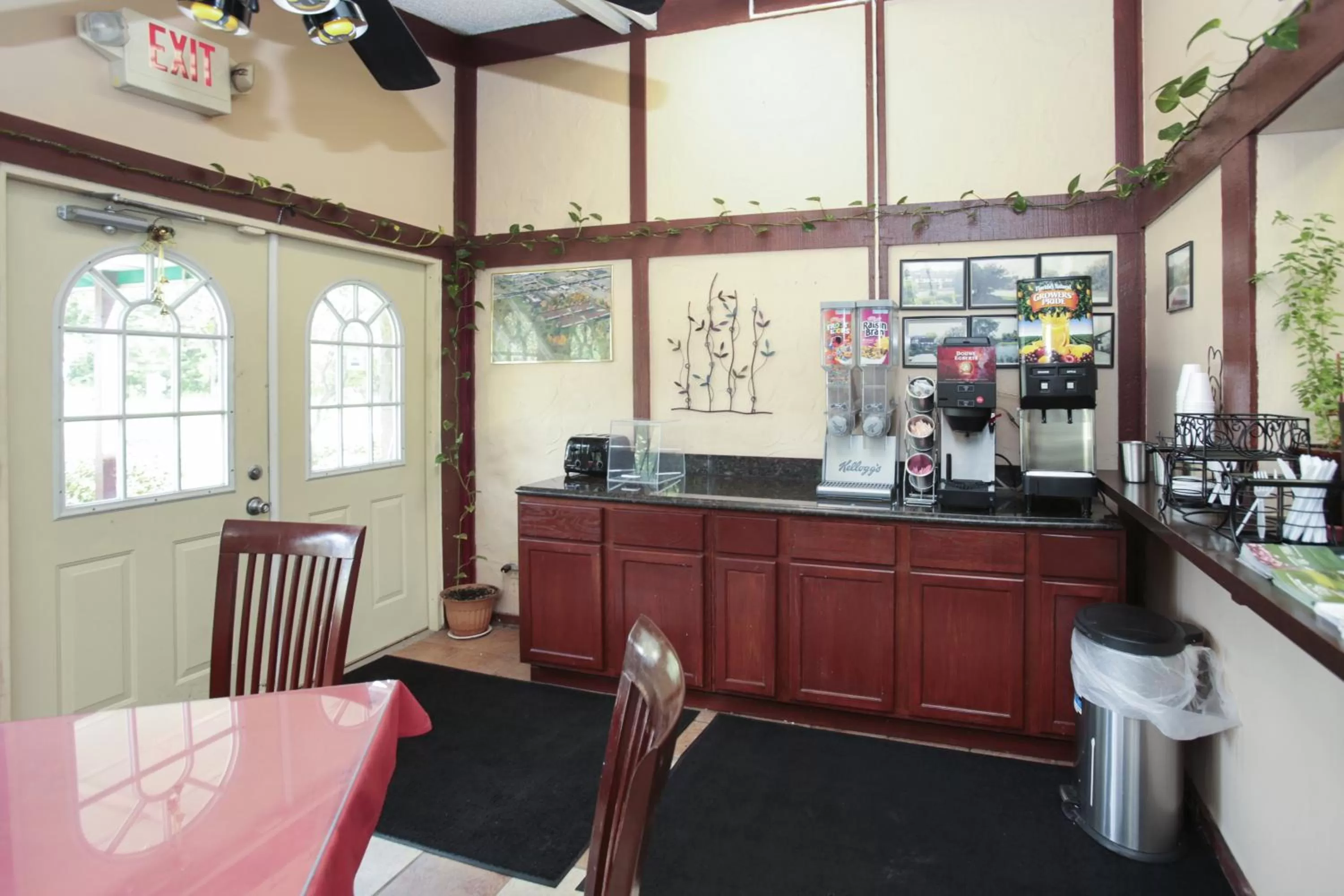 Dining area in Knights Inn - Battle Creek