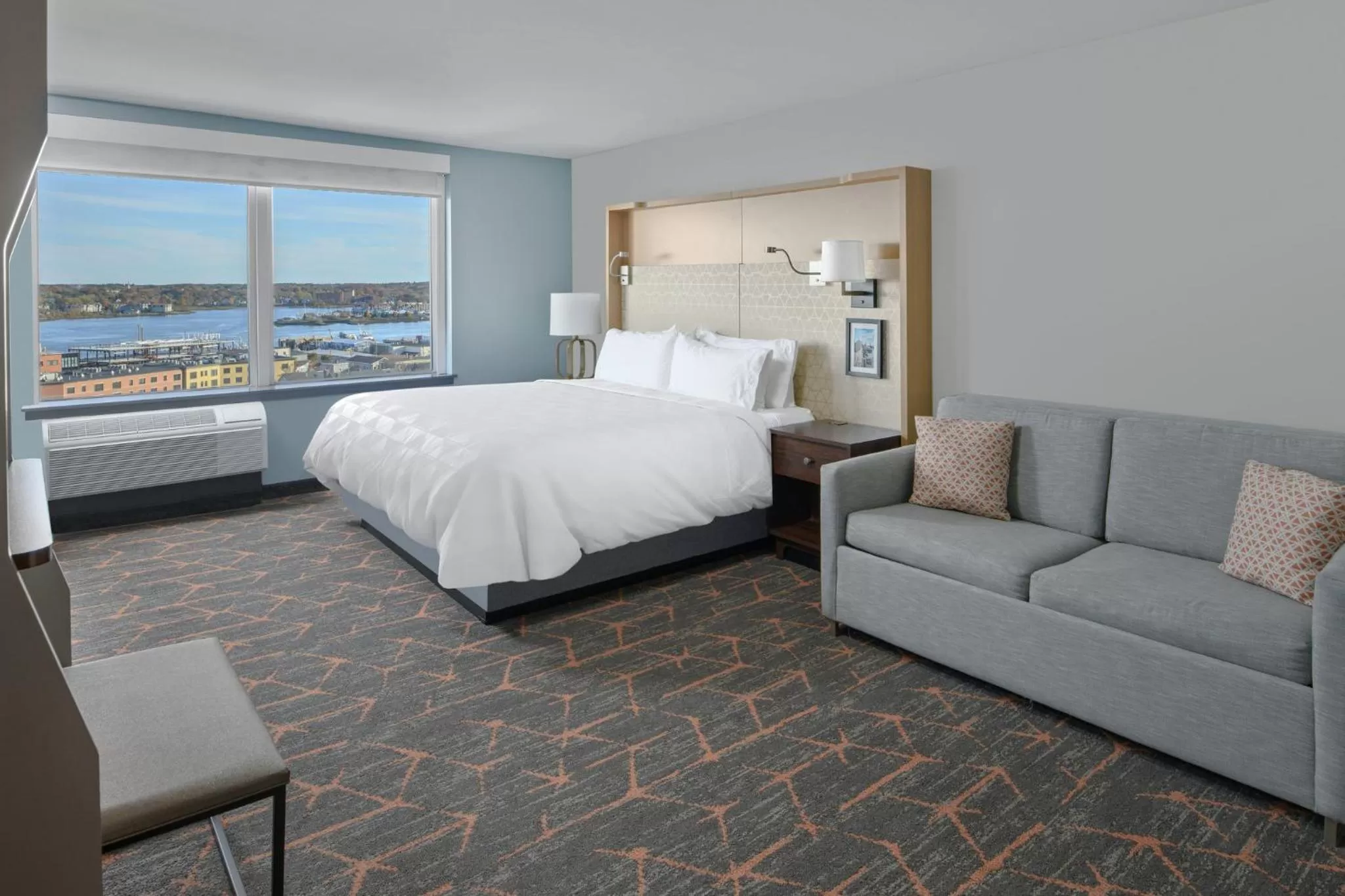 Photo of the whole room, Bed in Holiday Inn Portland-By the Bay by IHG