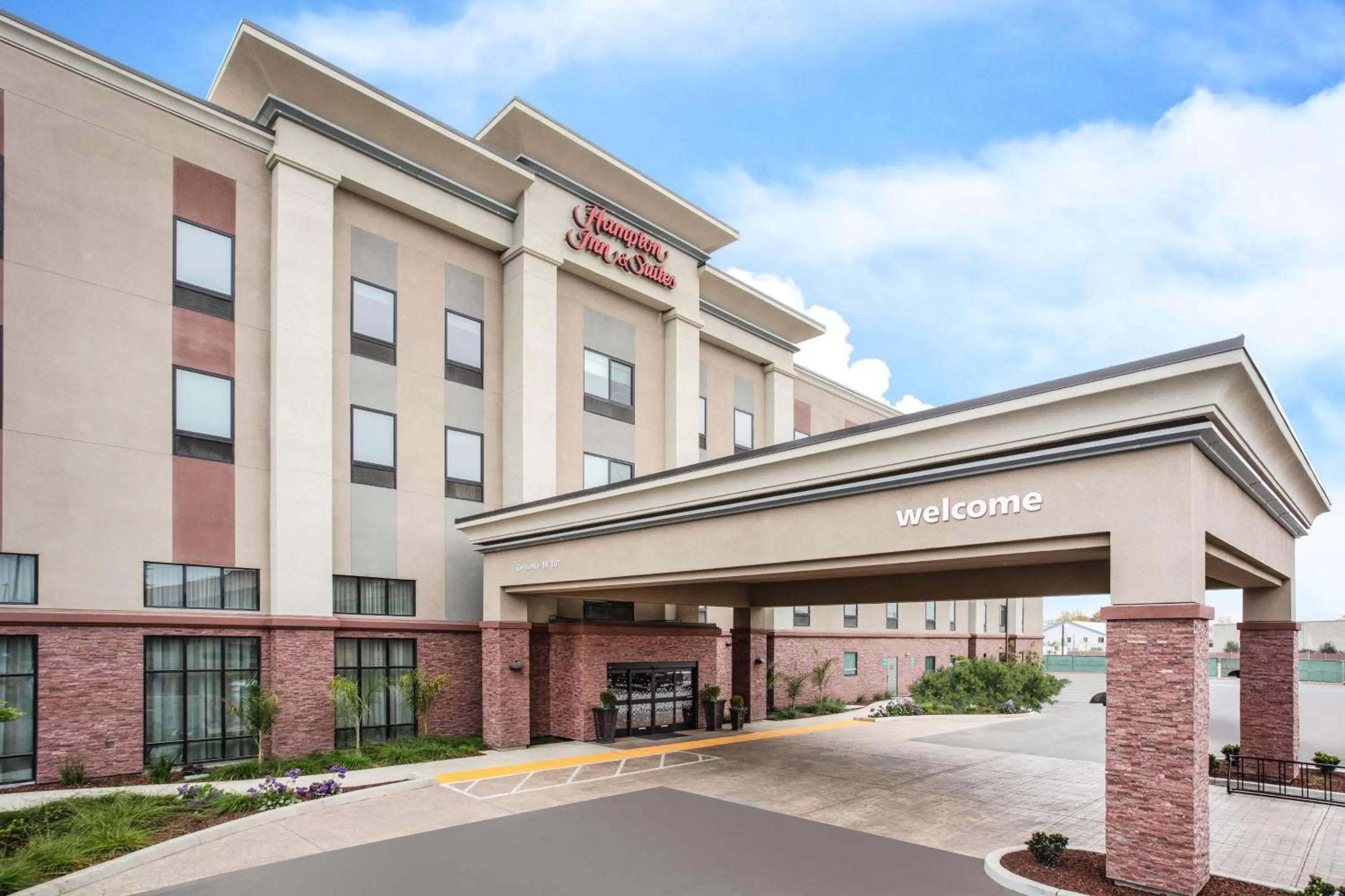 Property building in Hampton Inn & Suites Watsonville