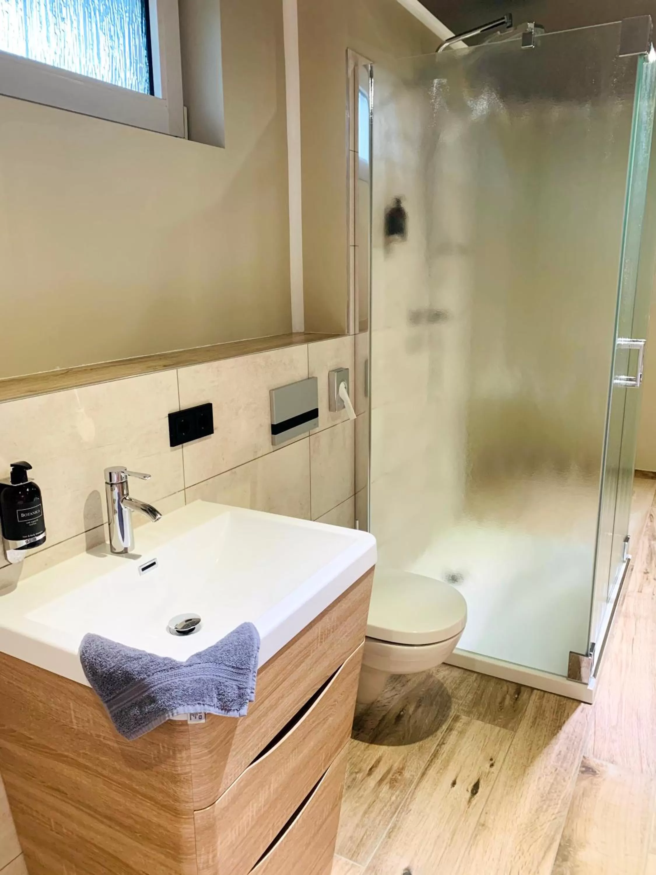 Bathroom in BESOTEL Mettmann