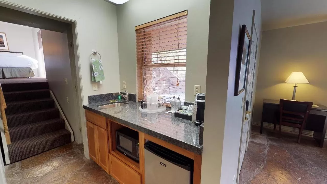 Kitchen or kitchenette, Kitchen/Kitchenette in Flanigan`s Resort and Spa