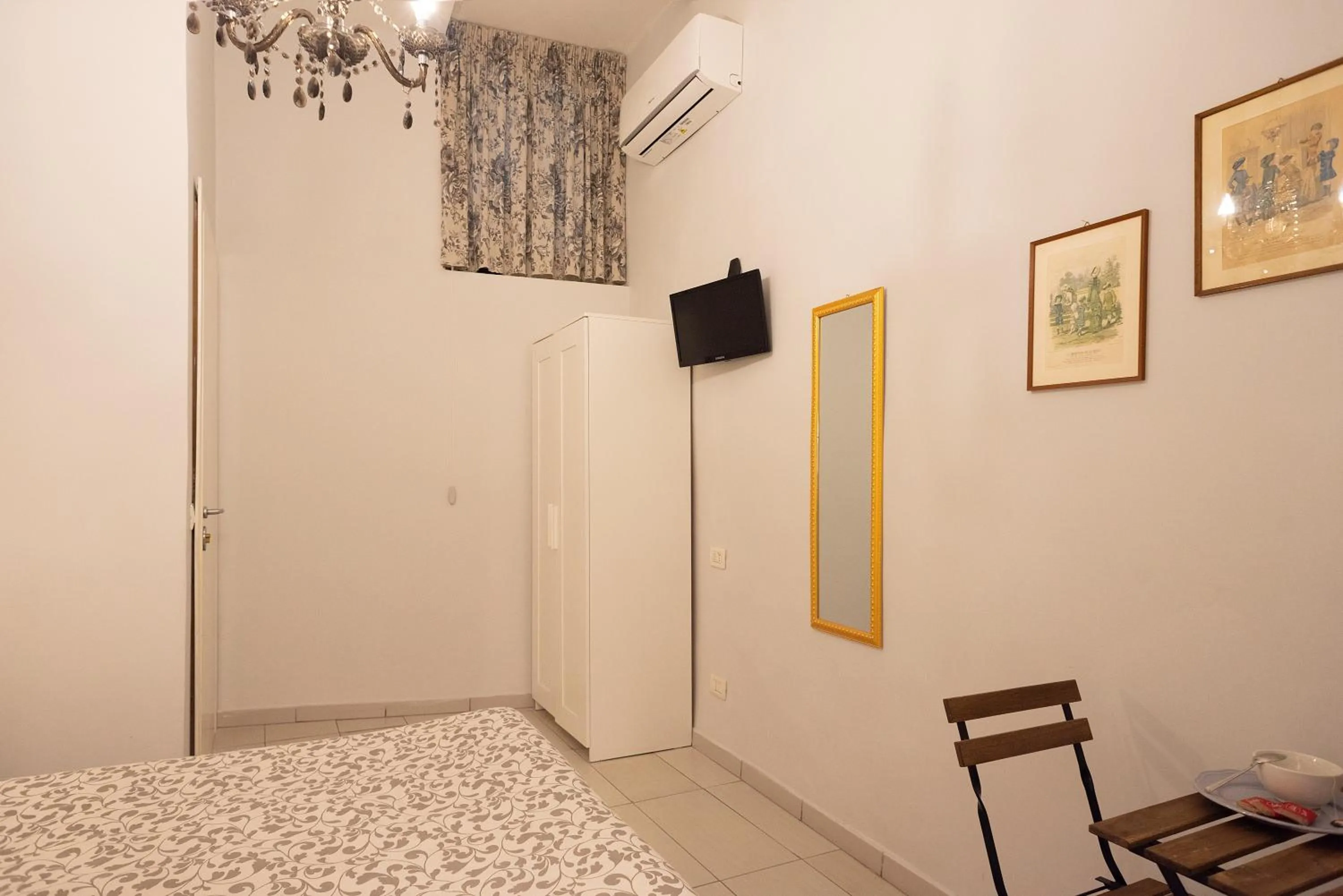 Photo of the whole room in B&B Dei Decumani