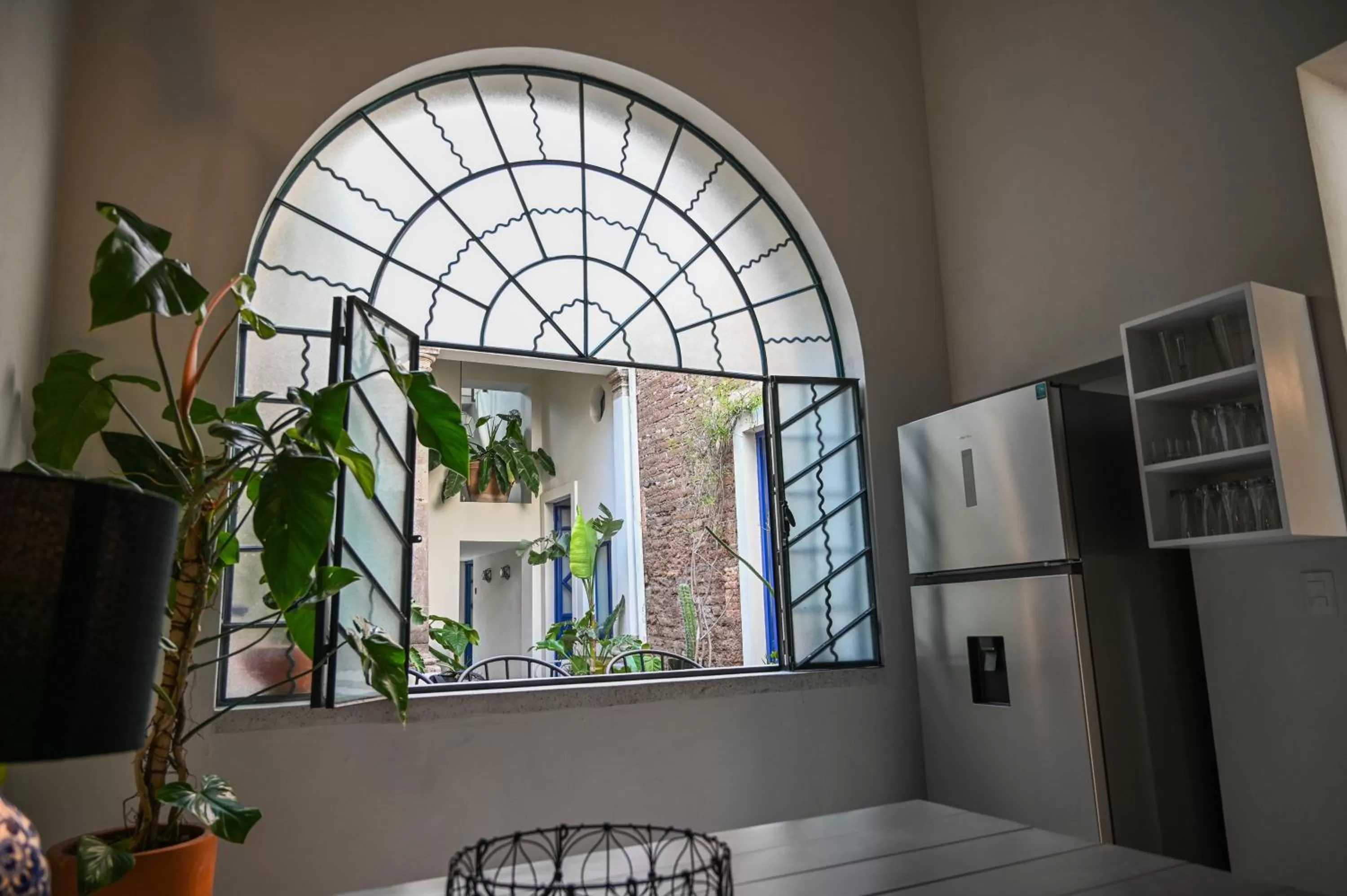 Communal kitchen in Casa Kali by Barrio México
