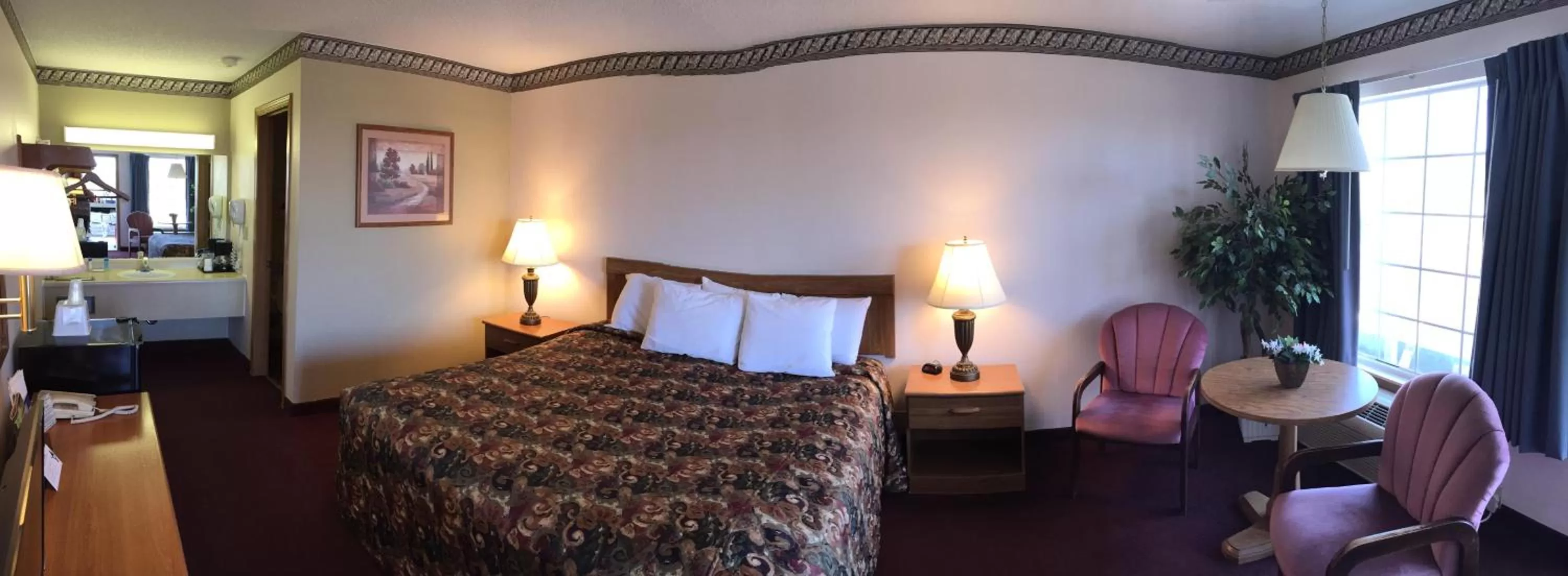 Photo of the whole room, Bed in Twelve Oaks Inn