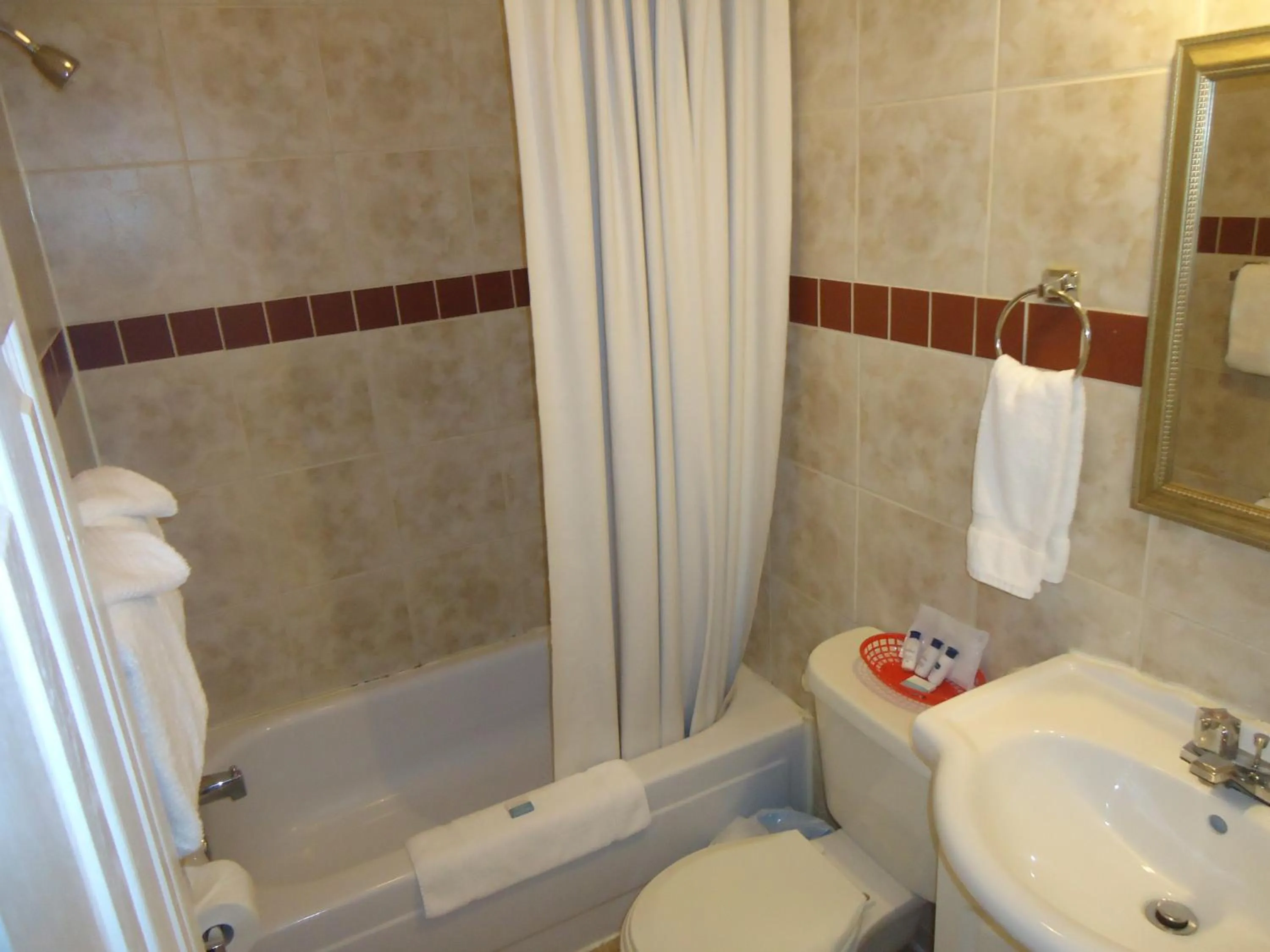 Bathroom in Bayside Inn & Waterfront Suites