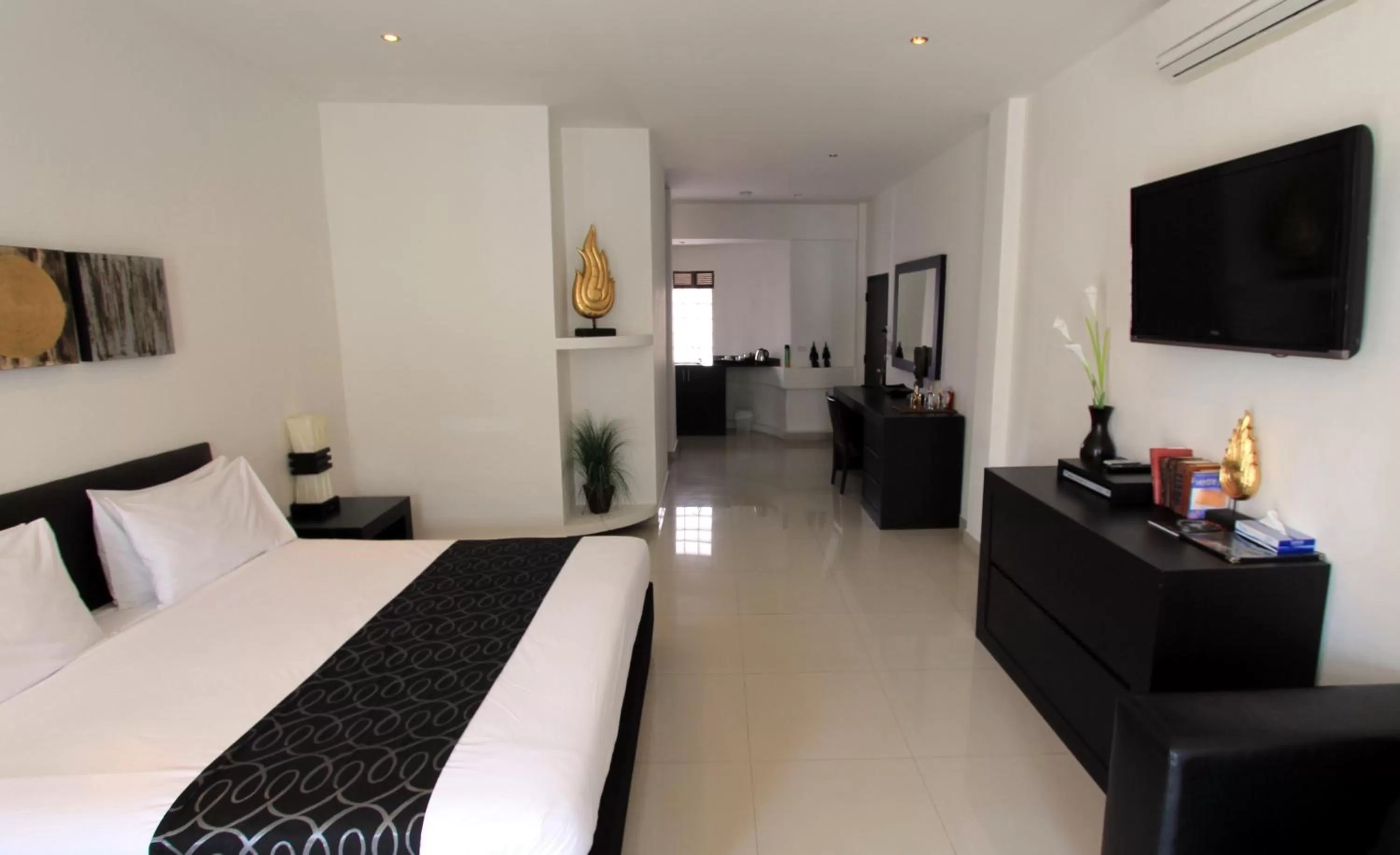 Facade/entrance, Bed in East Suites