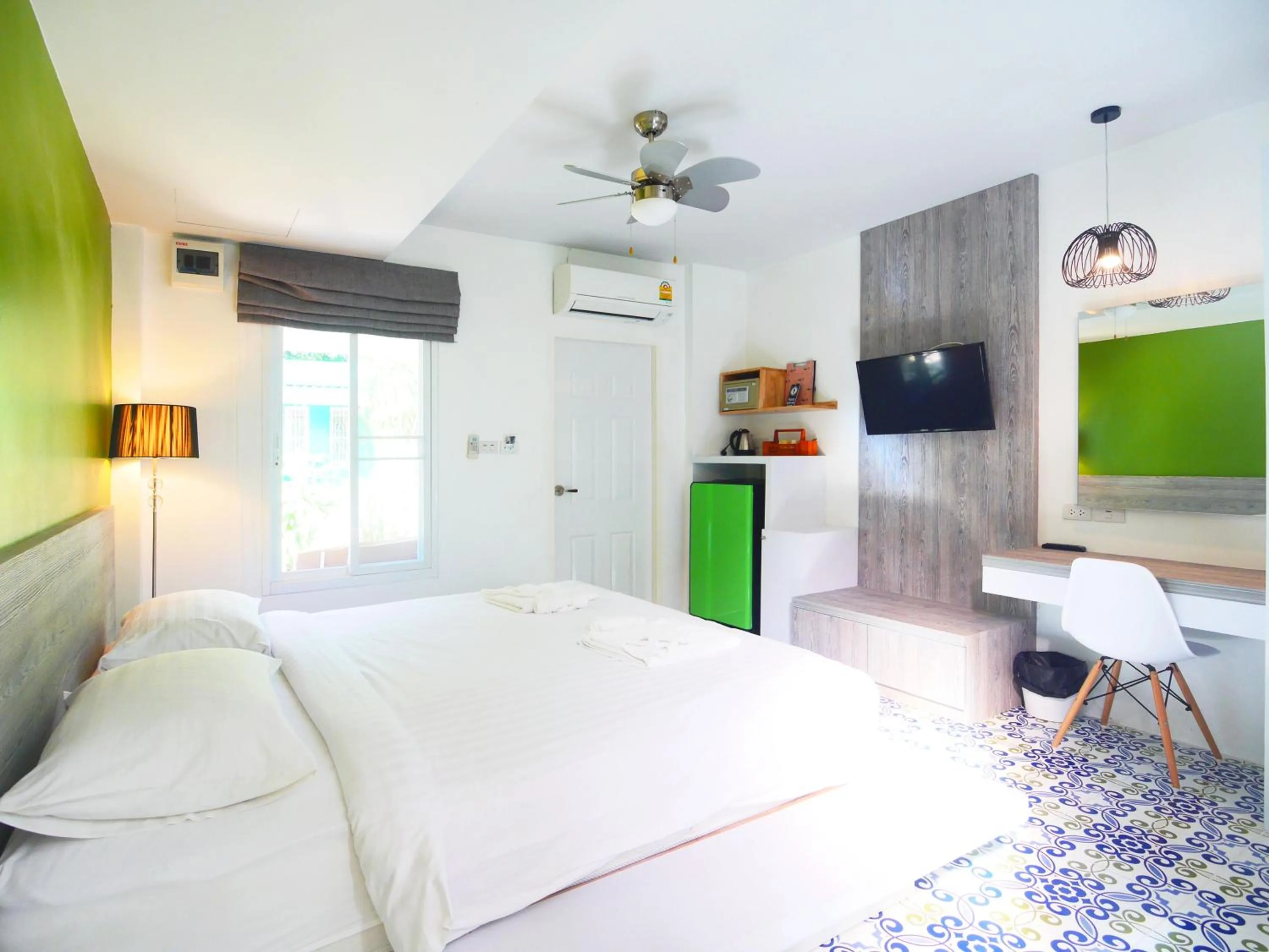 Photo of the whole room, Bed in Forest Bungalows & Mama's Restaurant