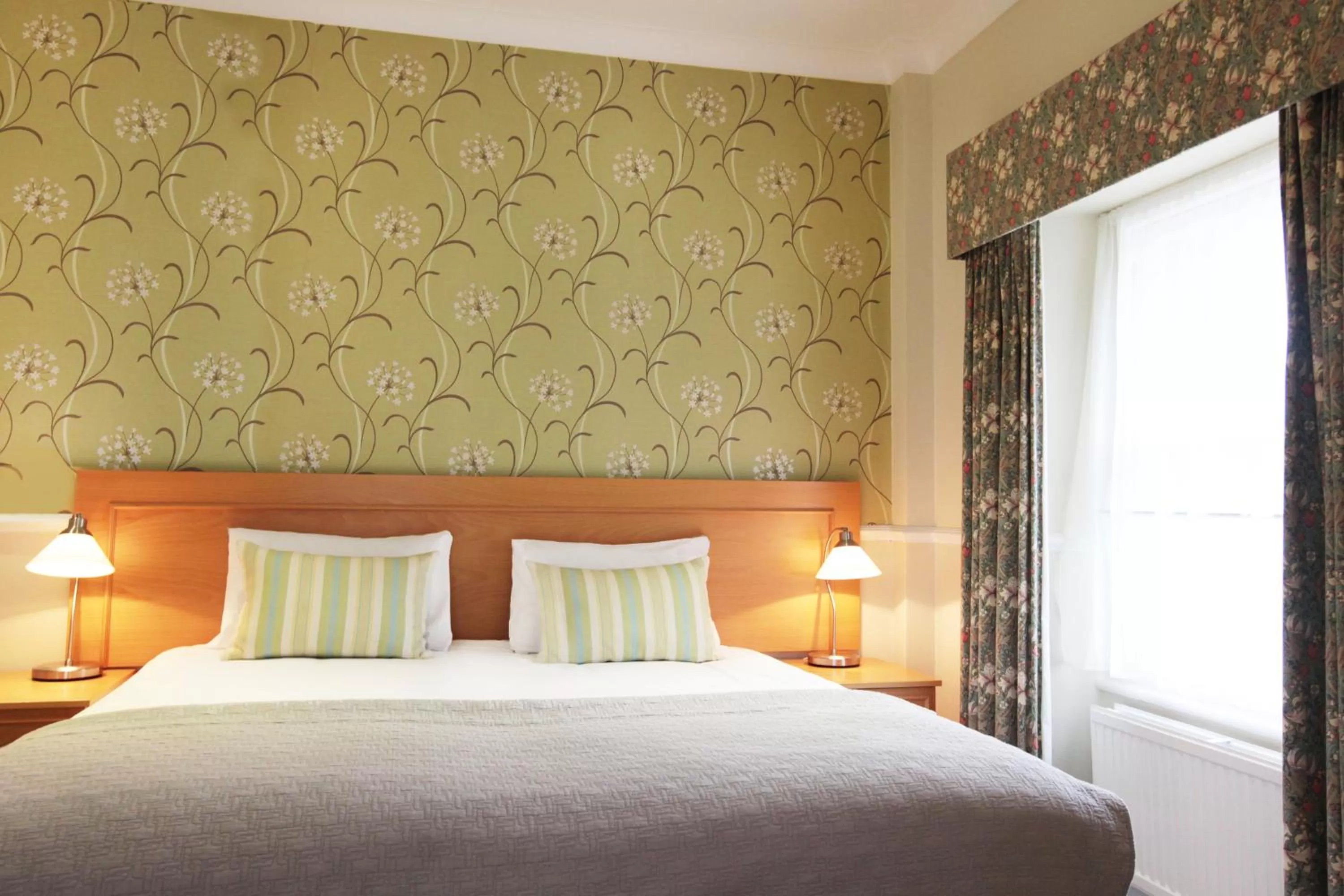 Bedroom, Bed in Victoria Square Hotel Clifton Village