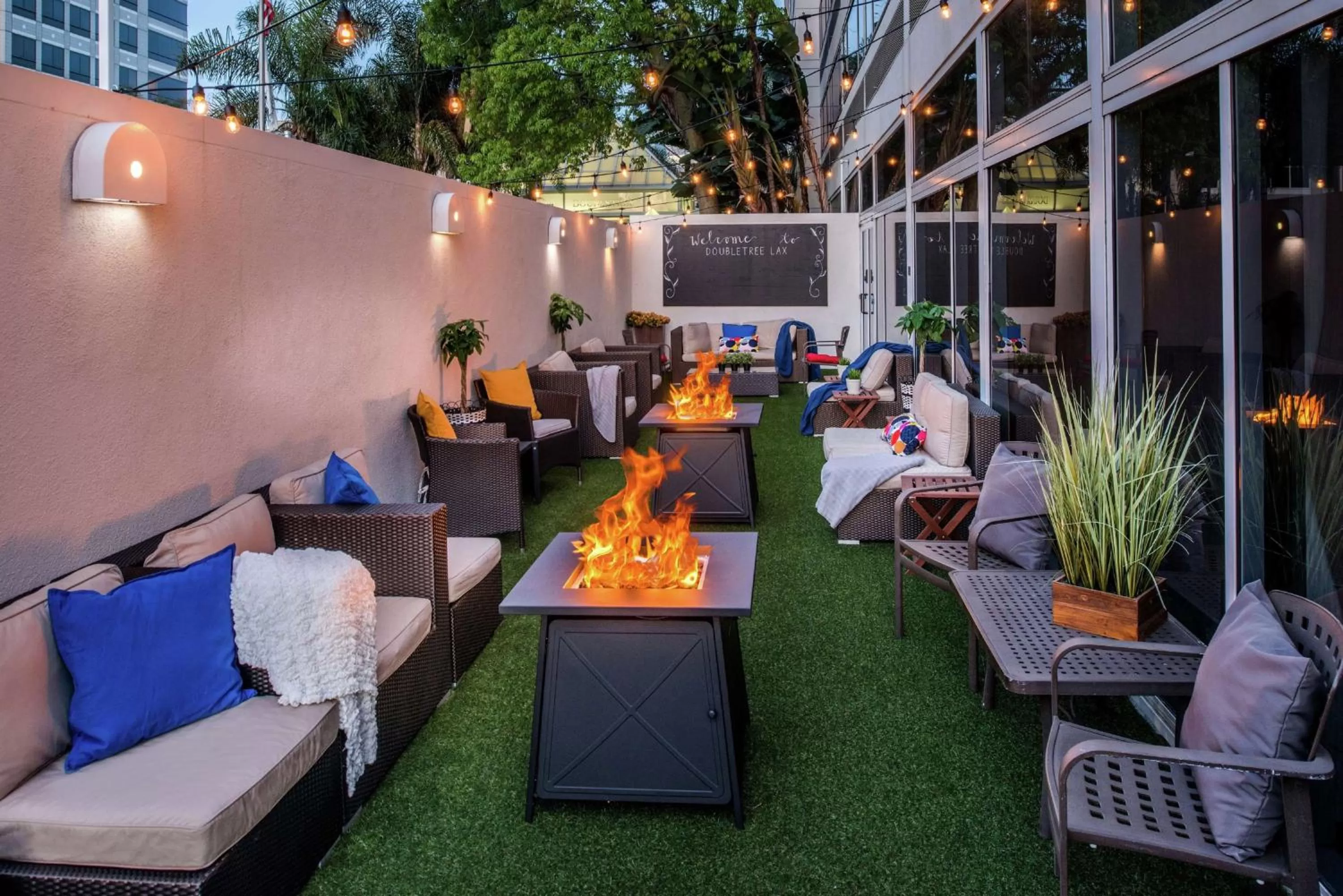 Patio in DoubleTree by Hilton LAX - El Segundo