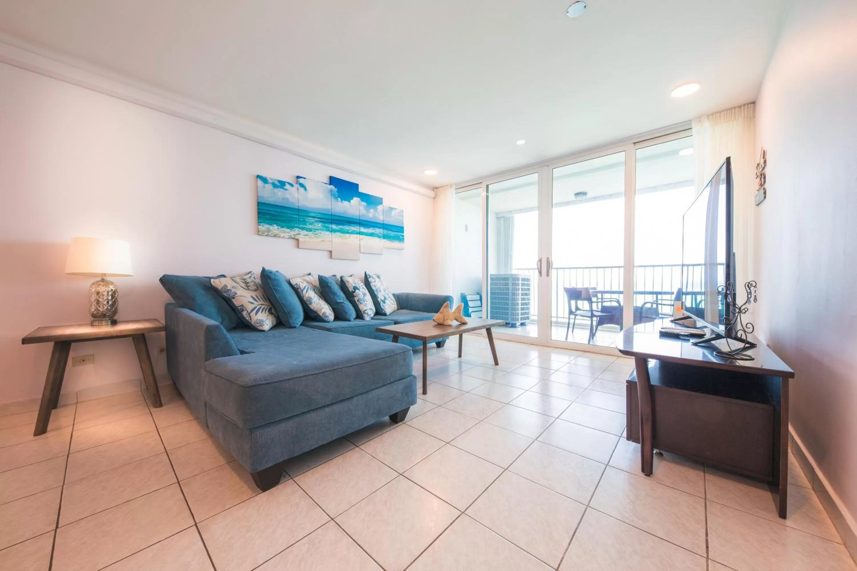 Living room in ESJ Towers by Chana