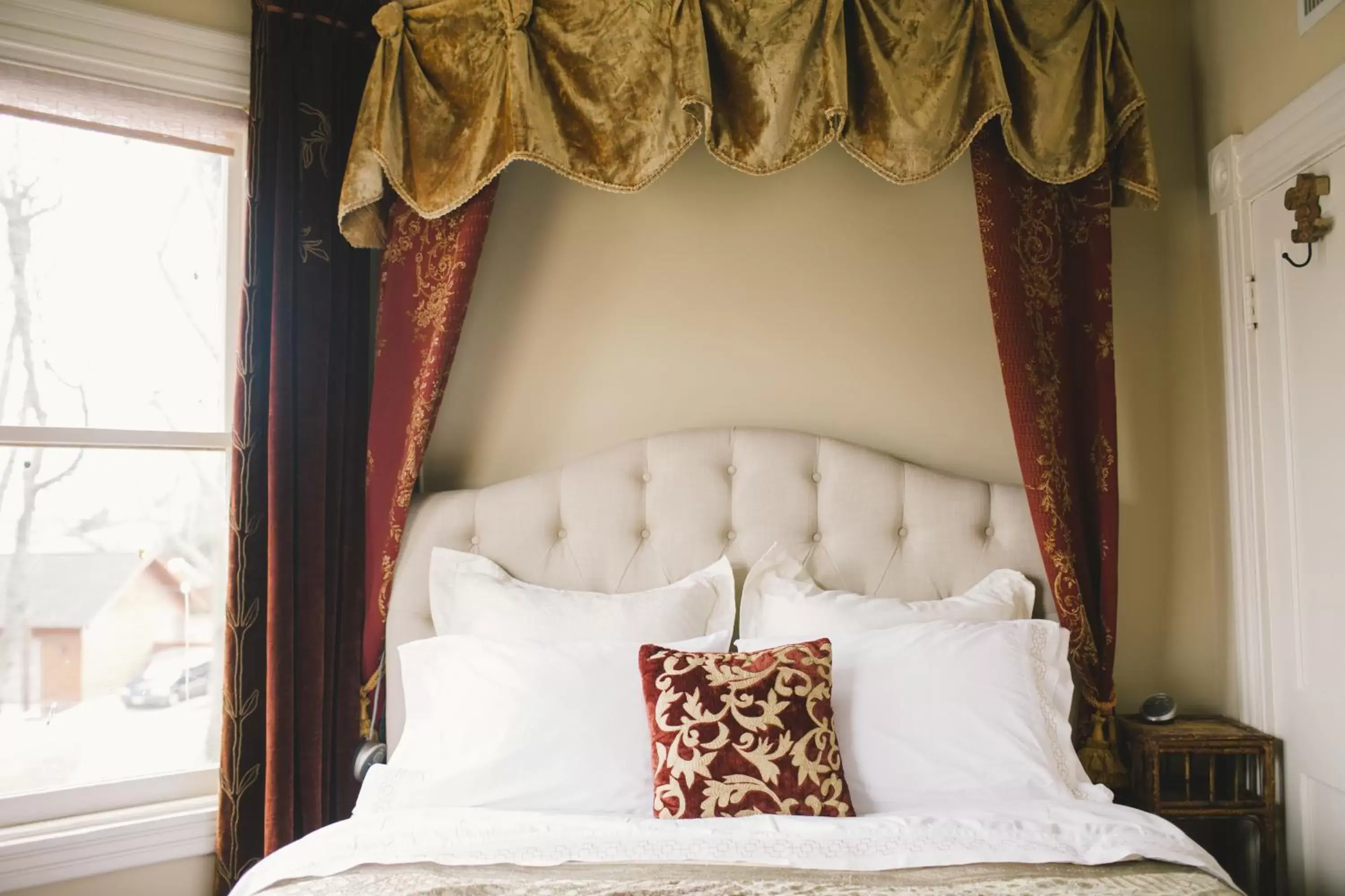 Deluxe Queen Room: The Ross Room in 10 Clarke Deluxe Queen Room: The Ross Room in 10 Clarke