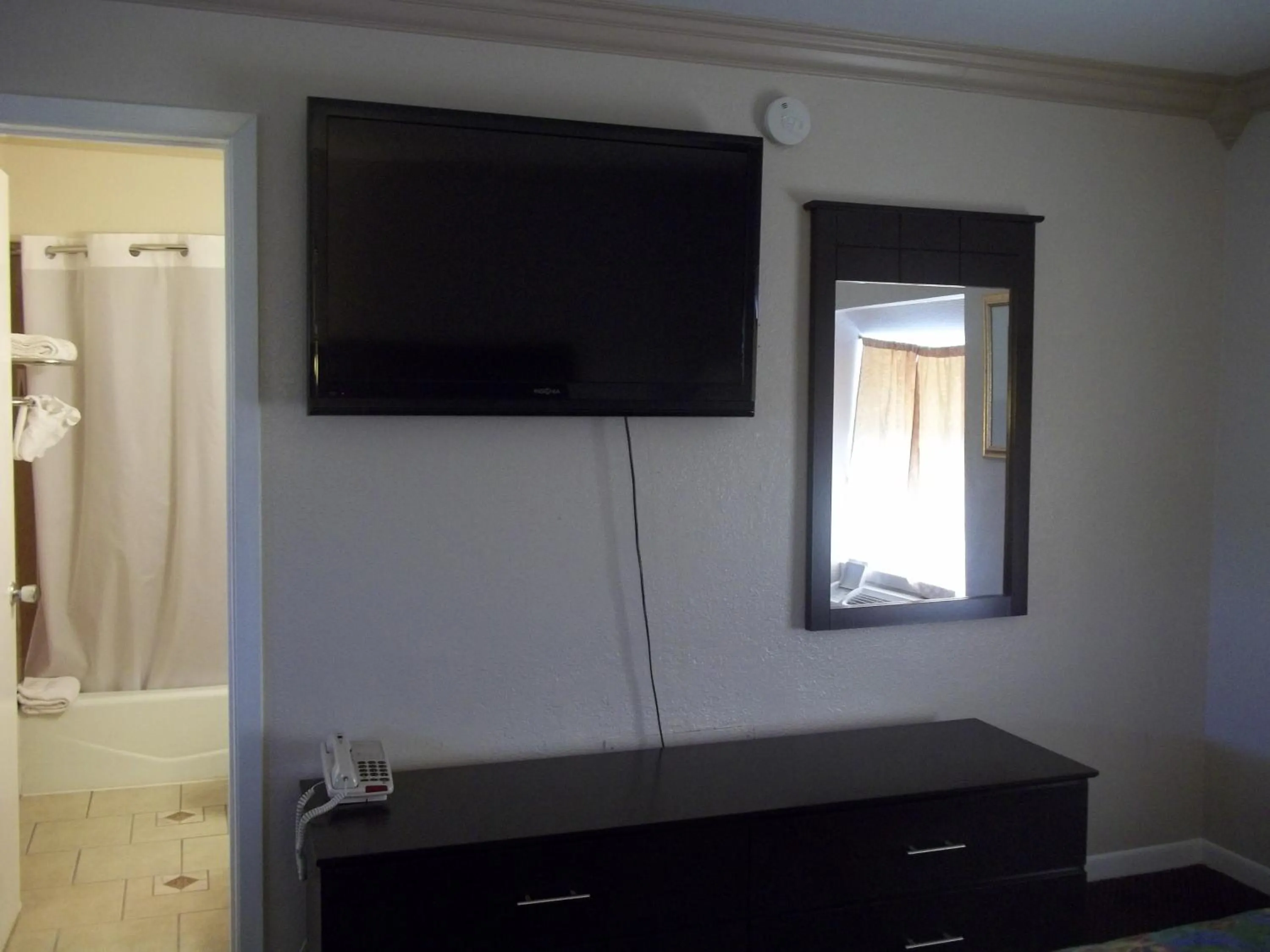 TV and multimedia in Scottish Inns Galveston