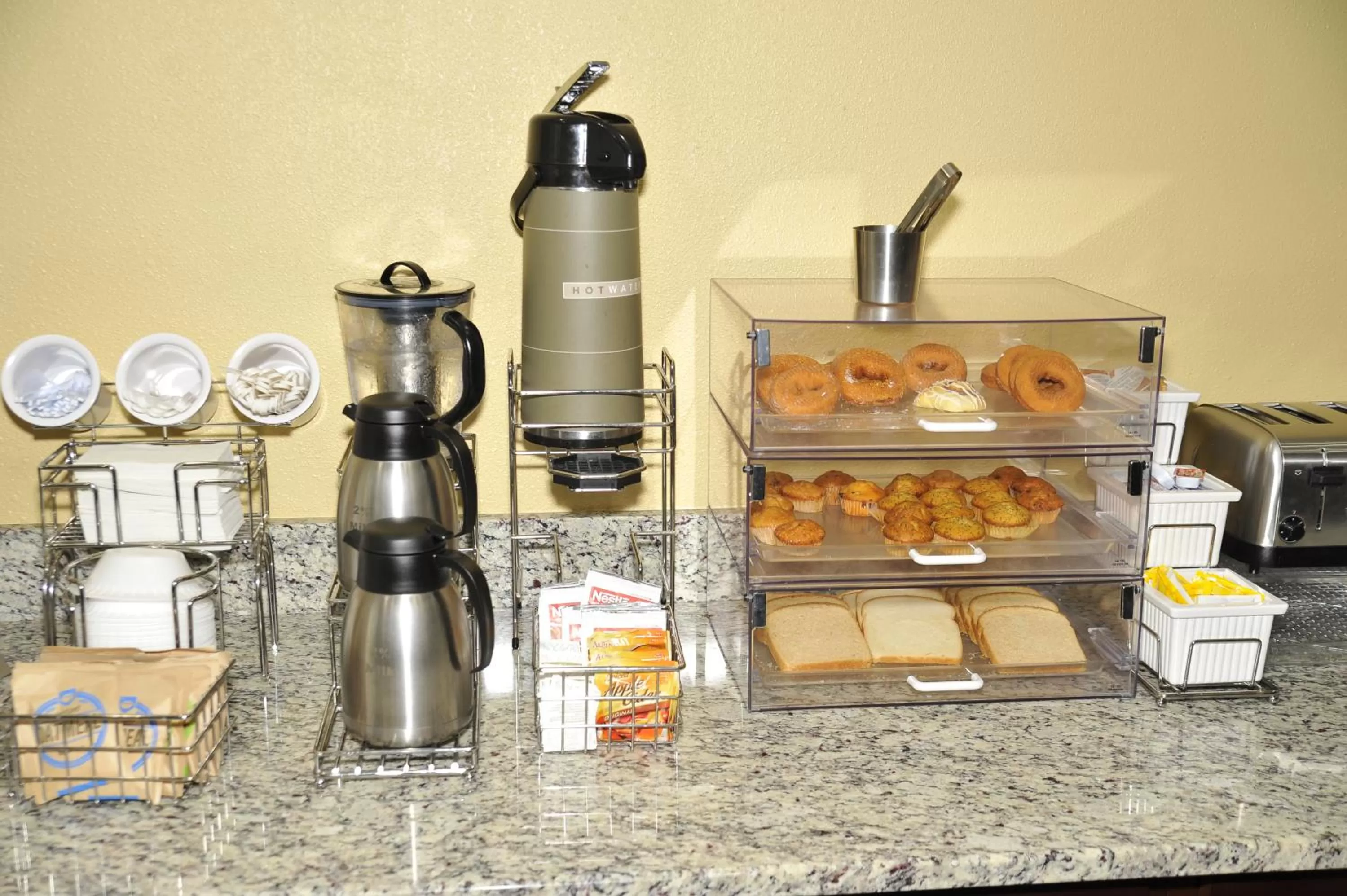 Communal kitchen in Wingate by Wyndham Bowling Green