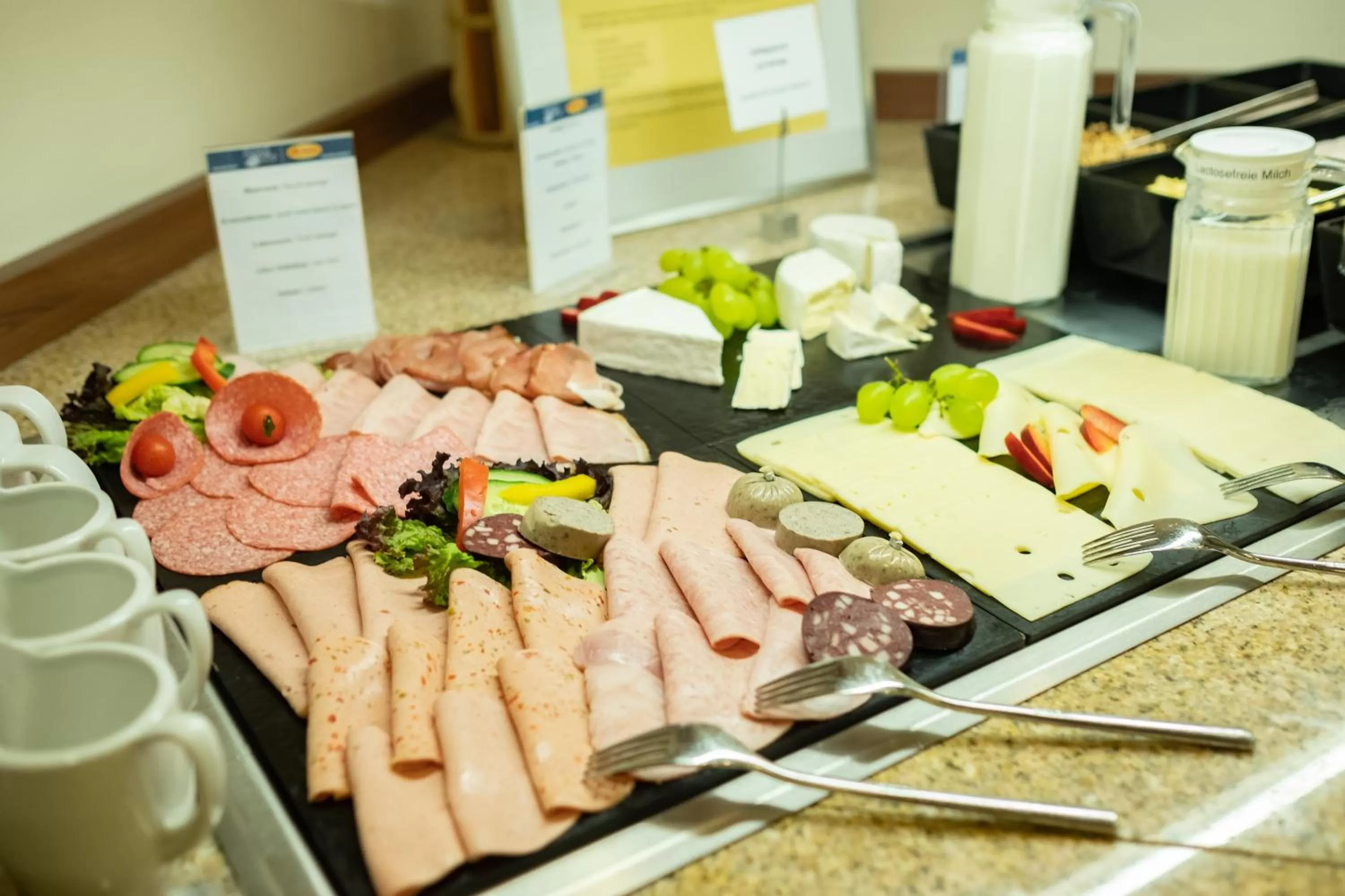 Buffet breakfast in Hotel Bär