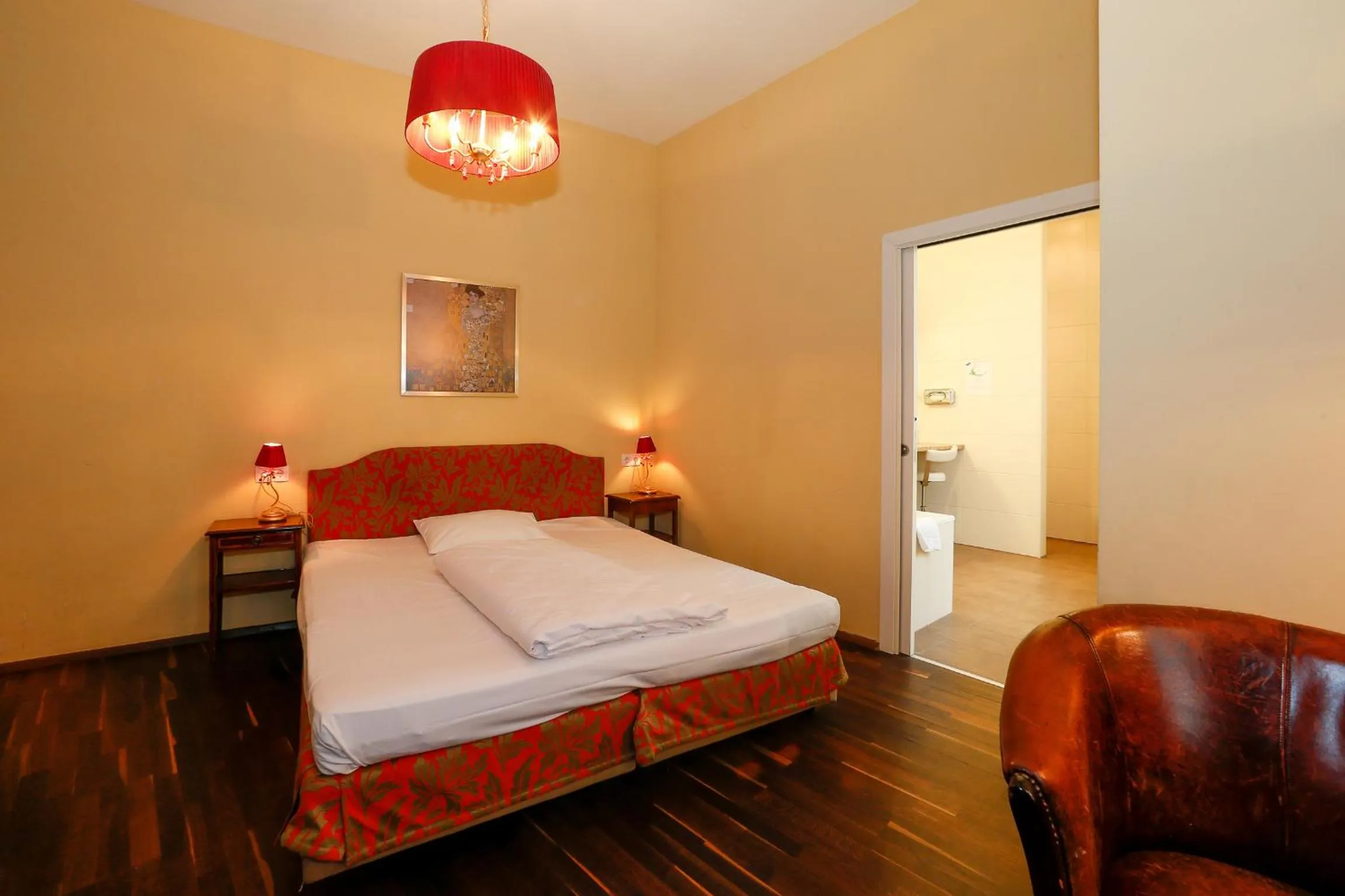 Bed in Timeout City Hotel, 5 min to city center, Self Check In