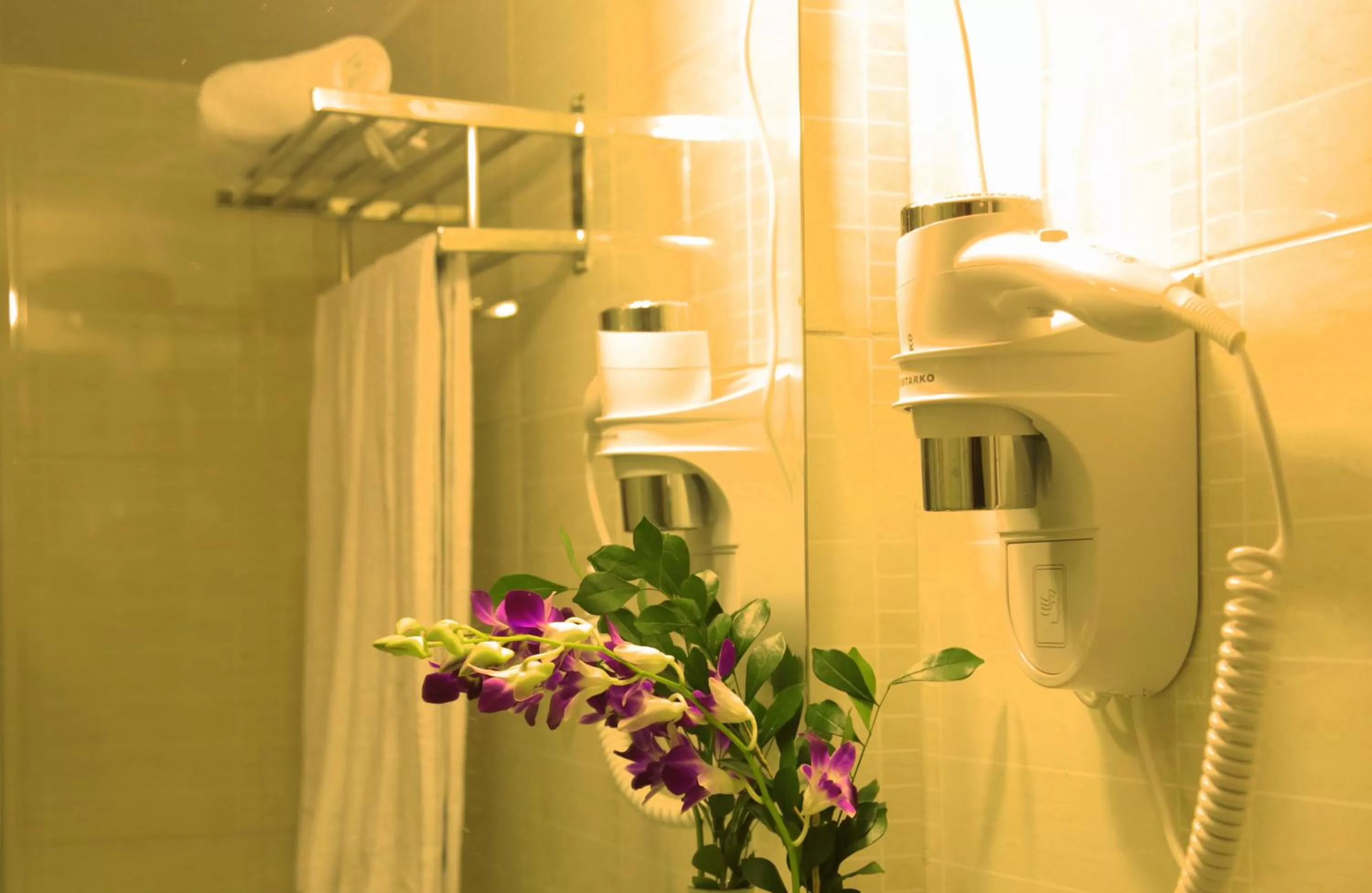 Bathroom in Civic Inn