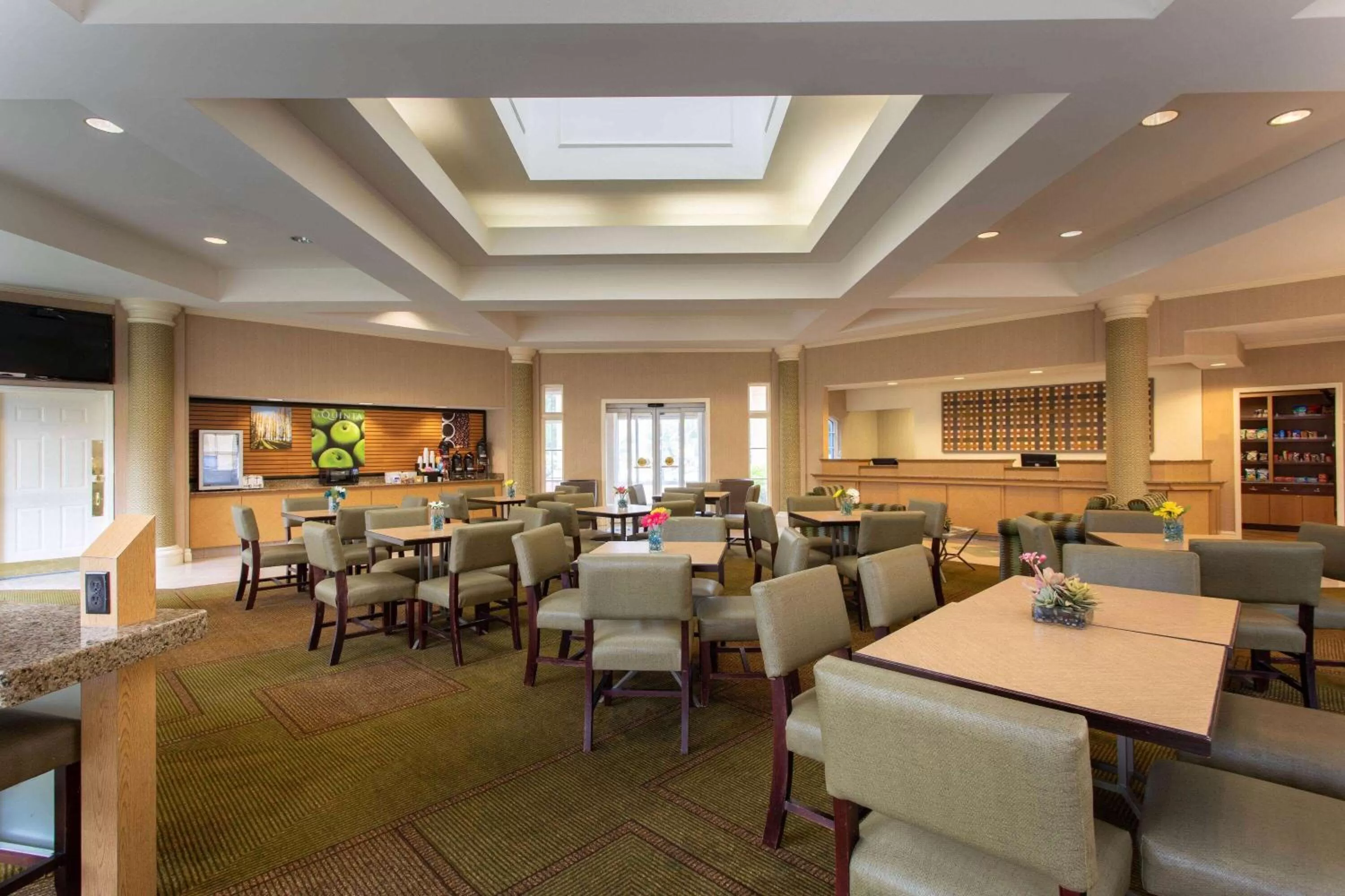 Lobby or reception in La Quinta by Wyndham Jacksonville Butler Blvd