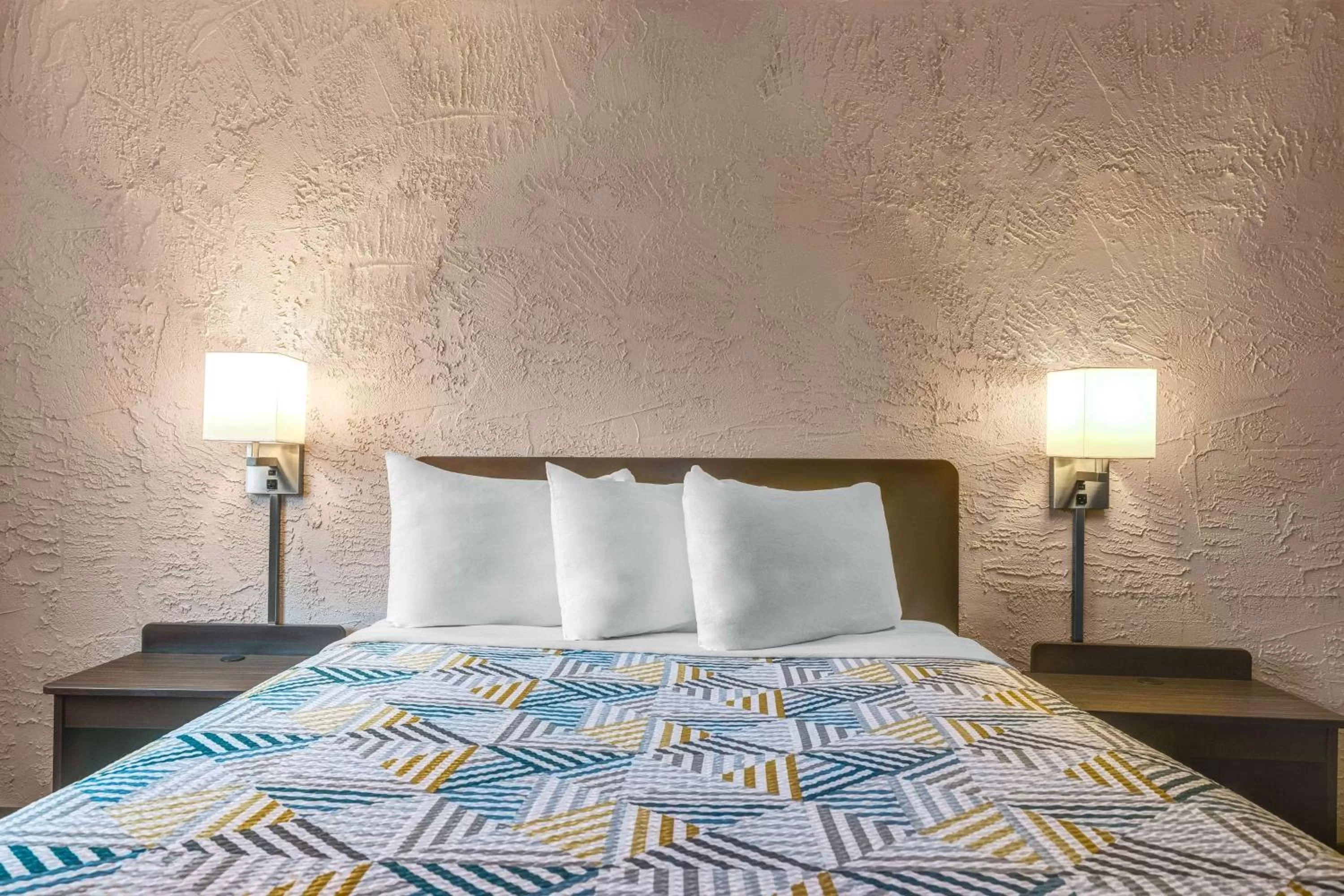 Bedroom, Bed in Motel 6-Elk Grove Village, IL - O'Hare