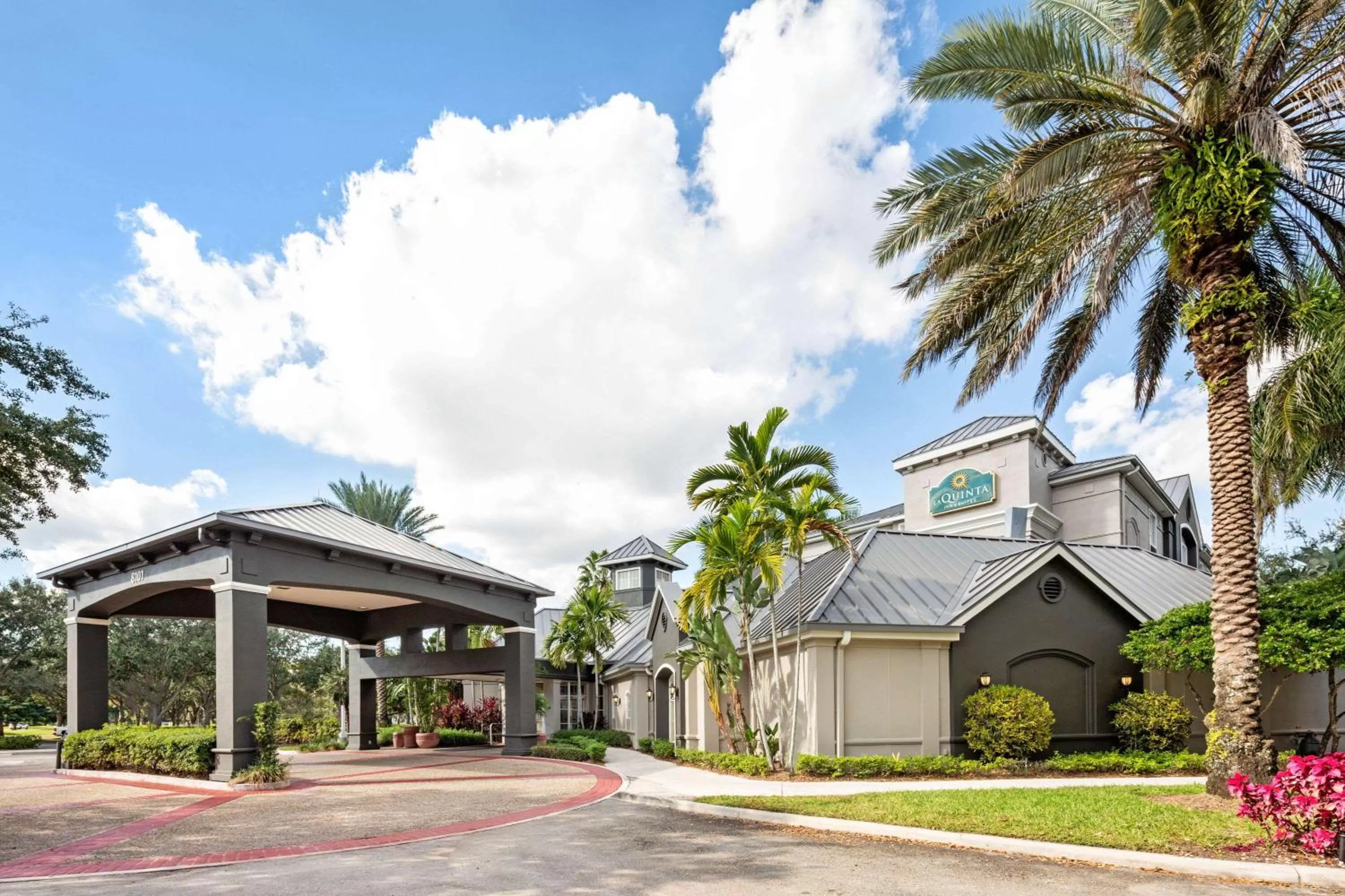 Property building in La Quinta by Wyndham Ft. Lauderdale Plantation