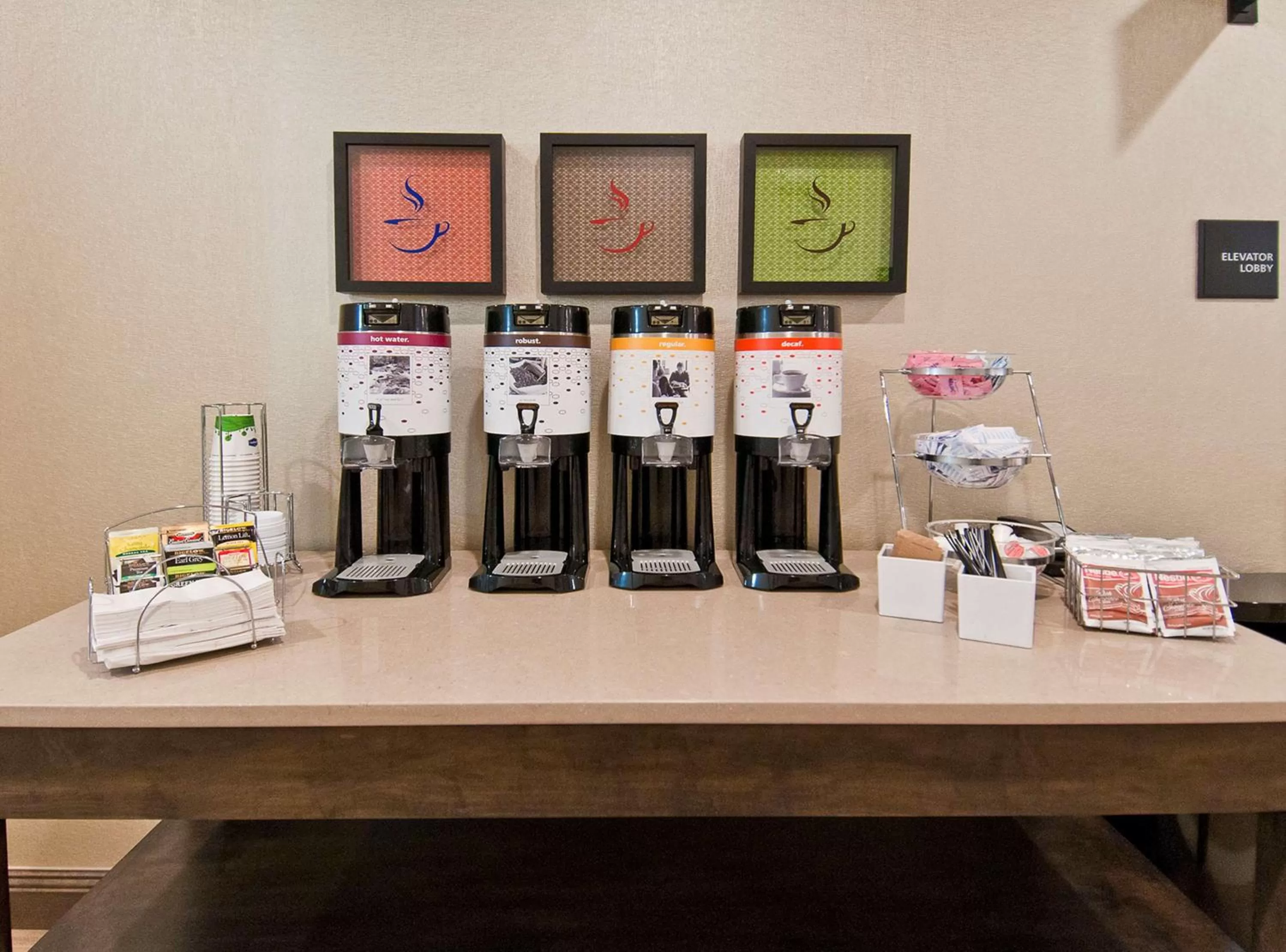 Dining area in Hampton Inn & Suites Pensacola/I-10 Pine Forest Road
