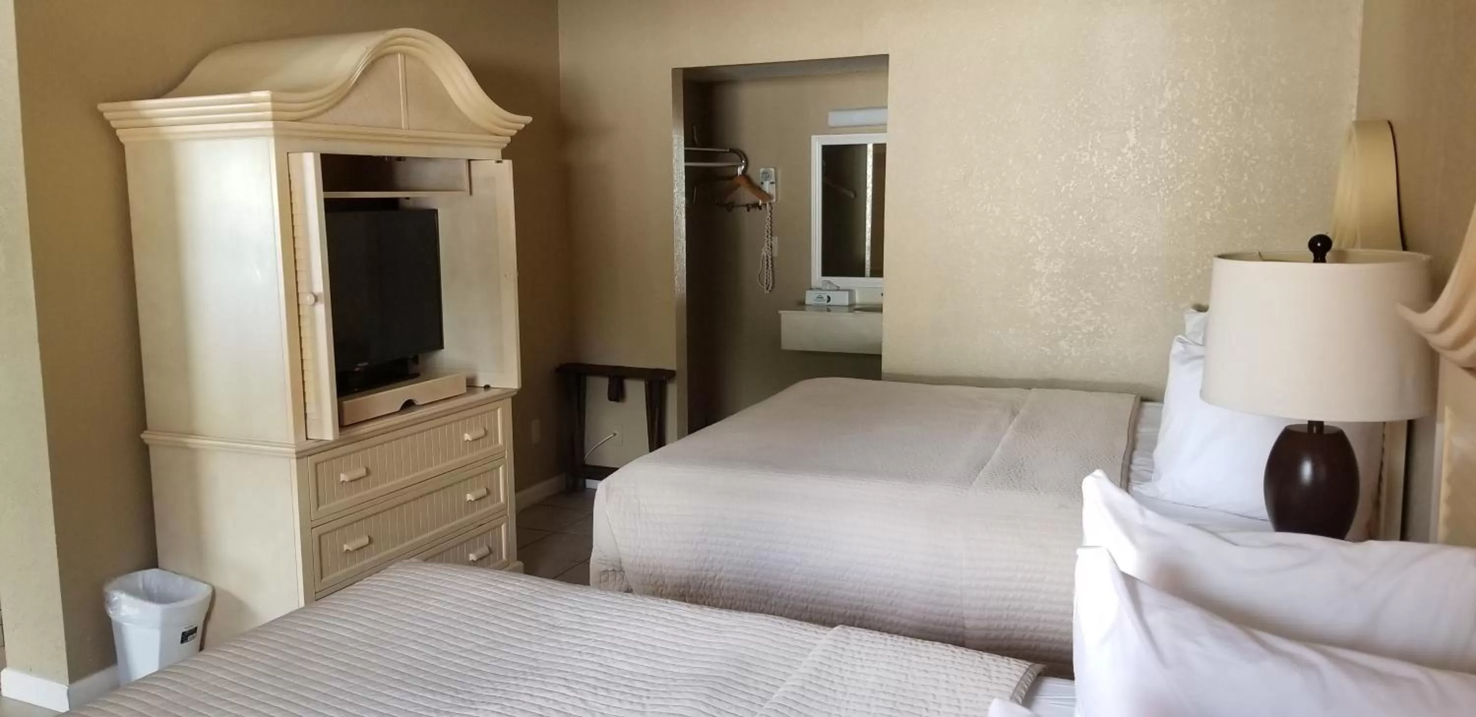 Photo of the whole room, Bed in Days Inn by Wyndham Cocoa Cruiseport West At I-95/524